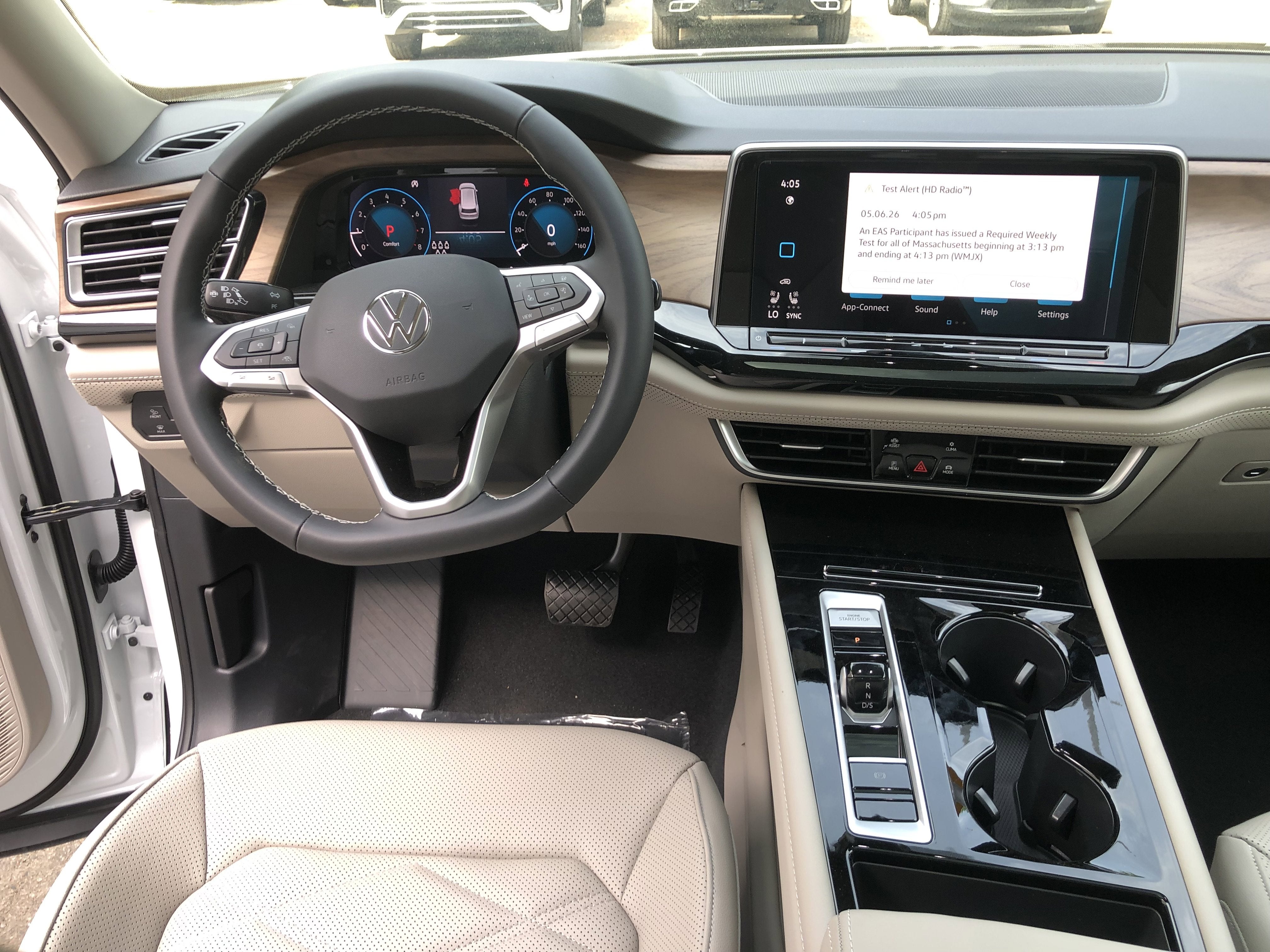 2026 Volkswagen Atlas 2.0T SE w/Technology w/panoramic sunroof