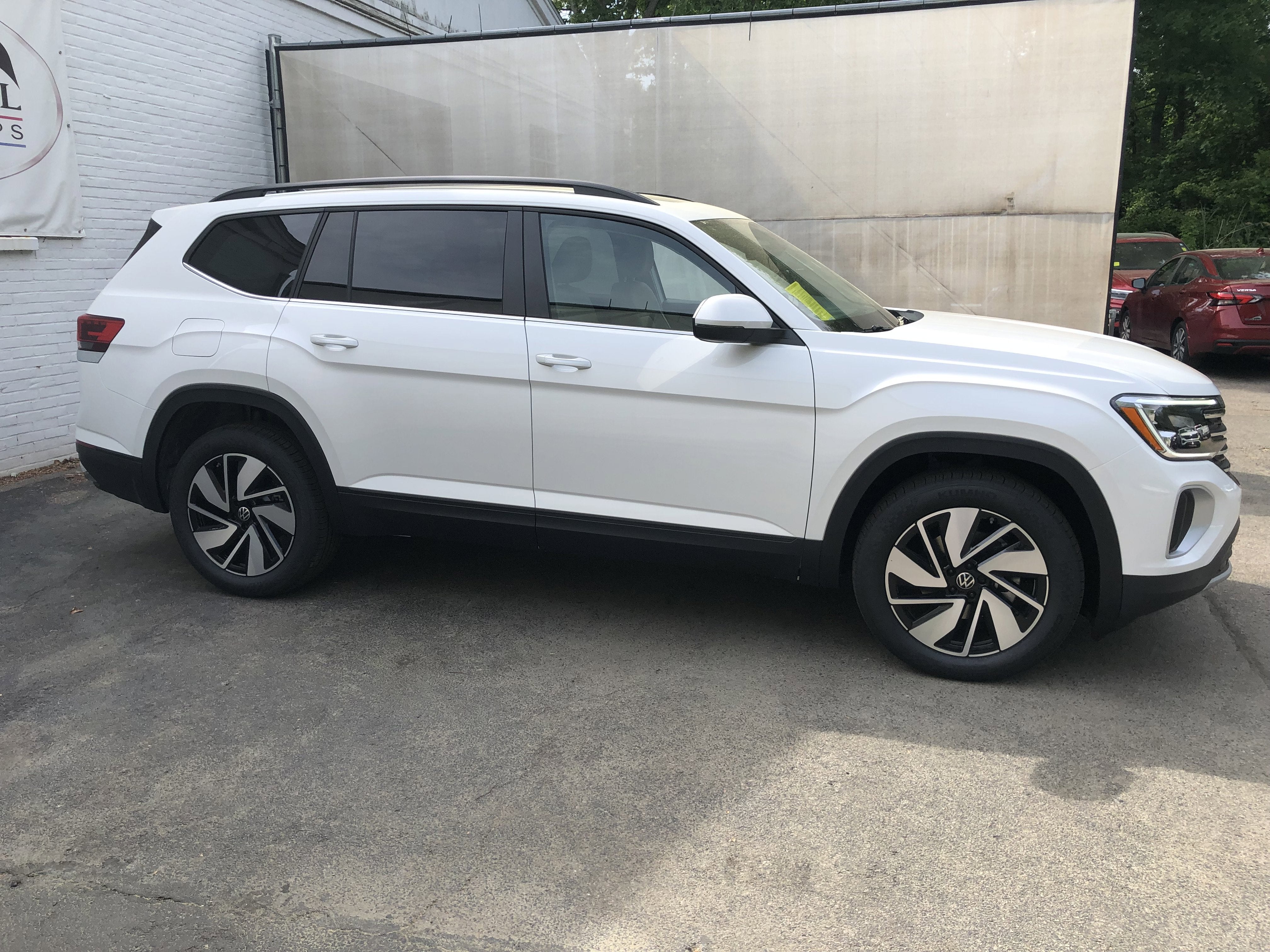 2026 Volkswagen Atlas 2.0T SE w/Technology w/panoramic sunroof
