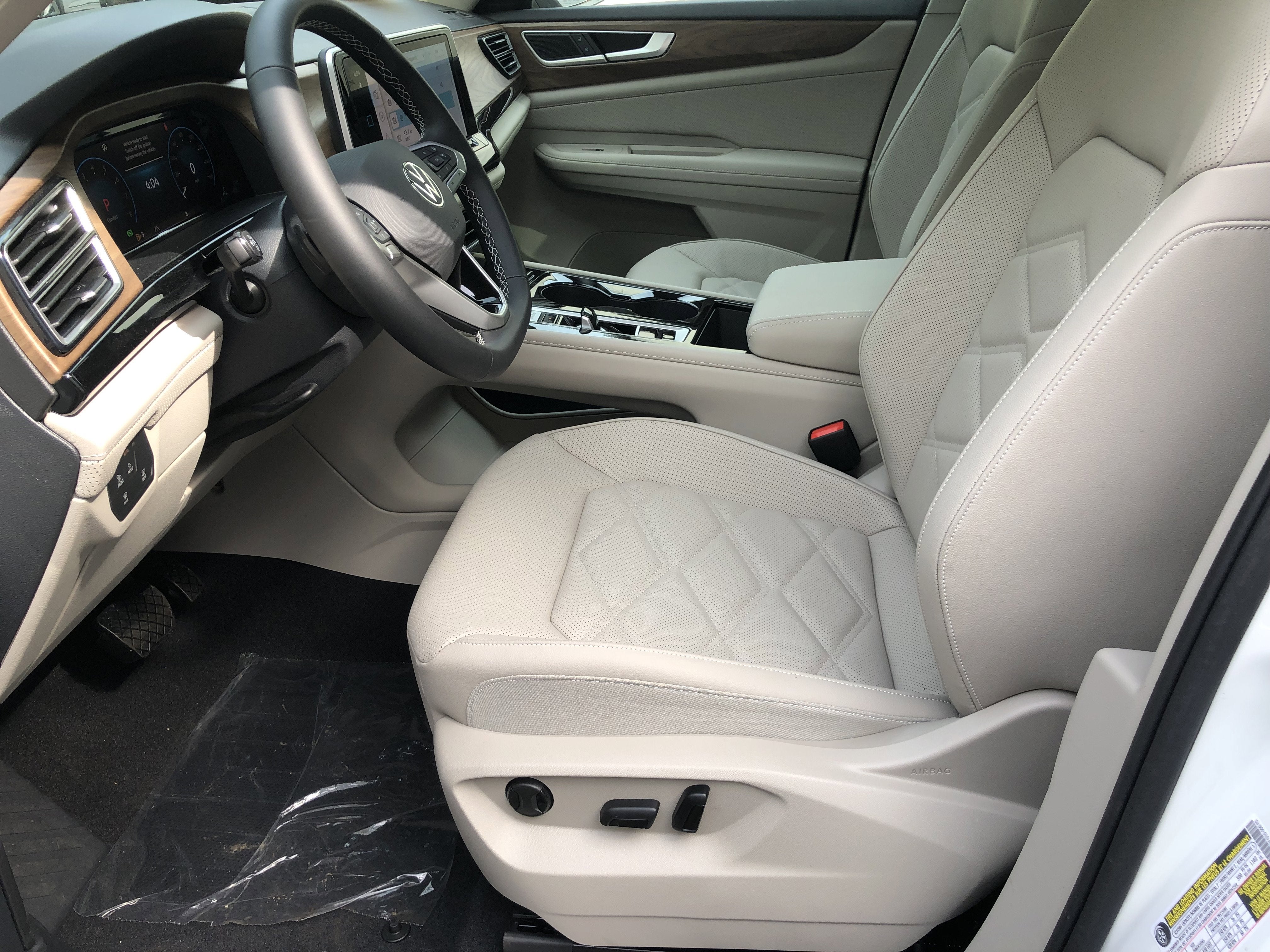 2026 Volkswagen Atlas 2.0T SE w/Technology w/panoramic sunroof