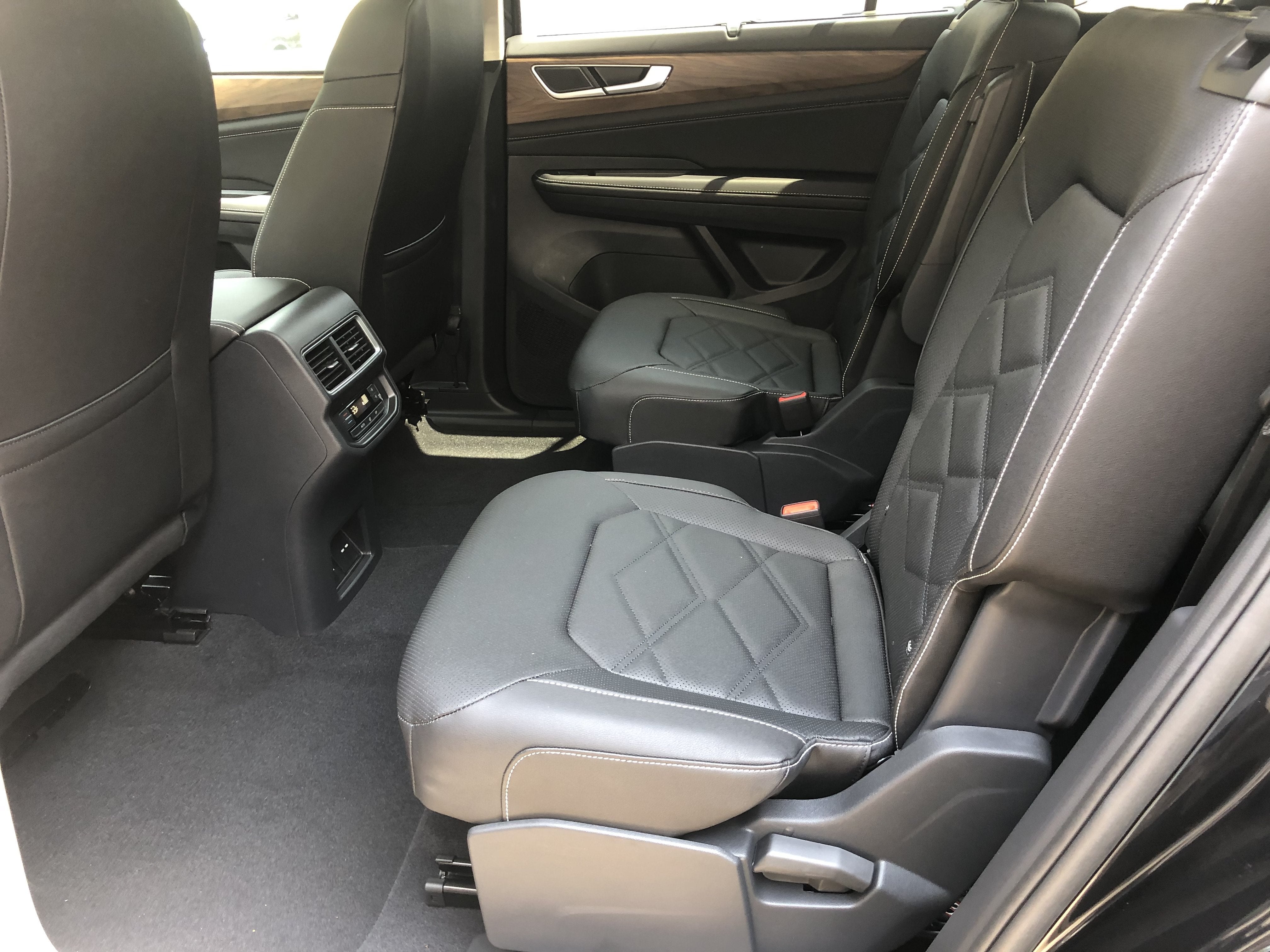 2026 Volkswagen Atlas 2.0T SE w/Technology w/captains chairs, panoramic sunroof and black wheel package