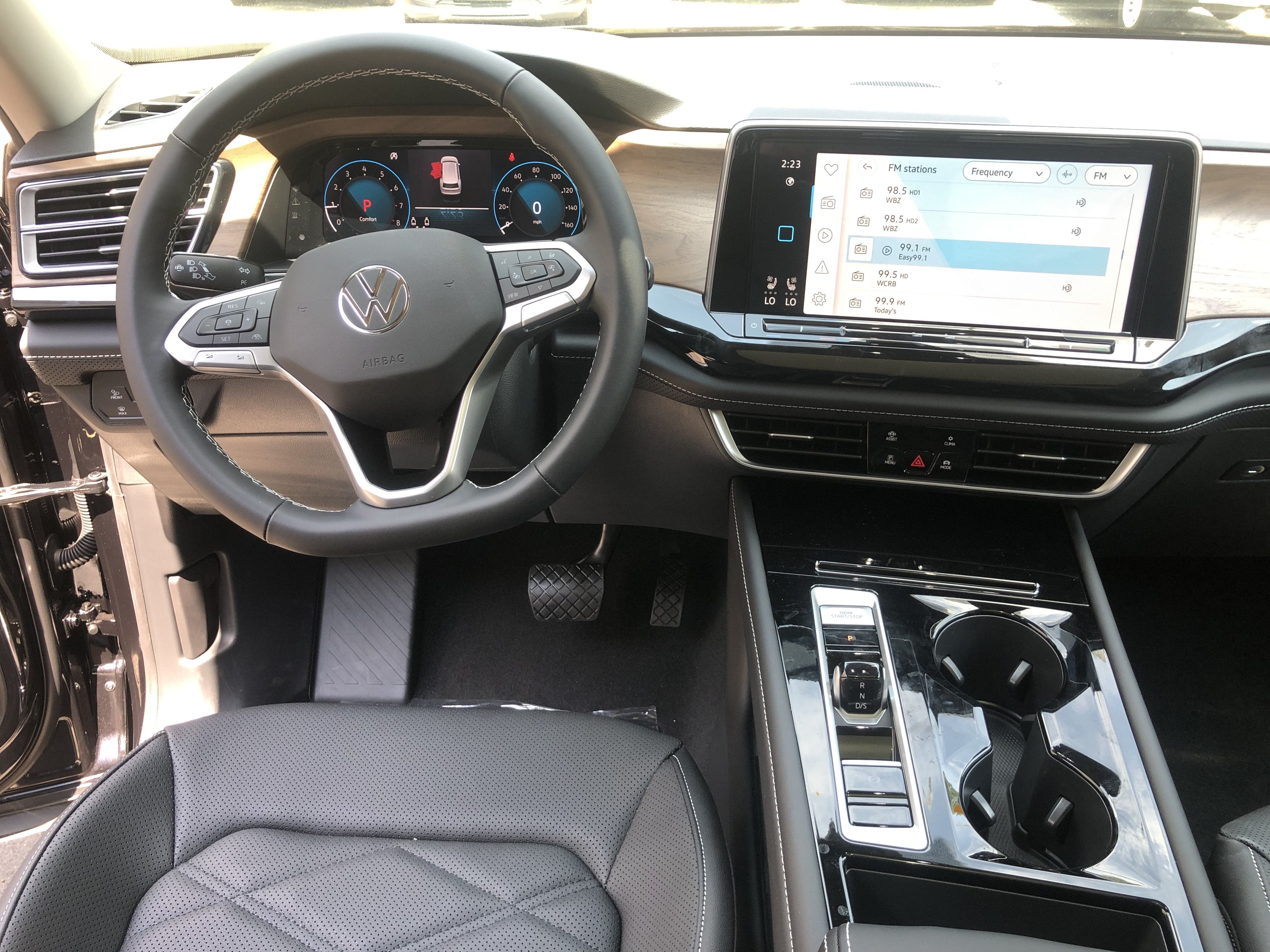 2026 Volkswagen Atlas 2.0T SE w/Technology w/captains chairs, panoramic sunroof and black wheel package