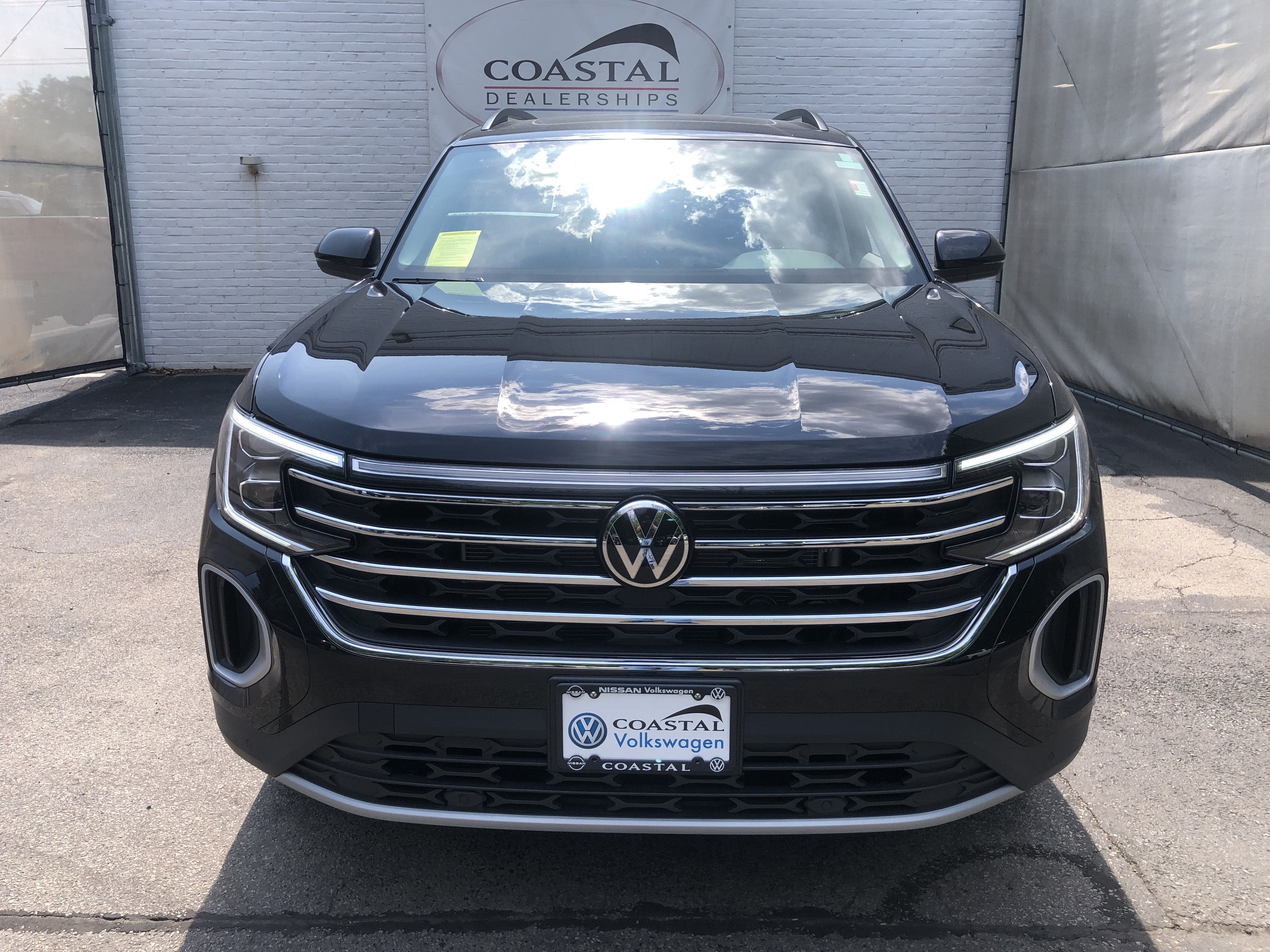2026 Volkswagen Atlas 2.0T SE w/Technology w/captains chairs, panoramic sunroof and black wheel package