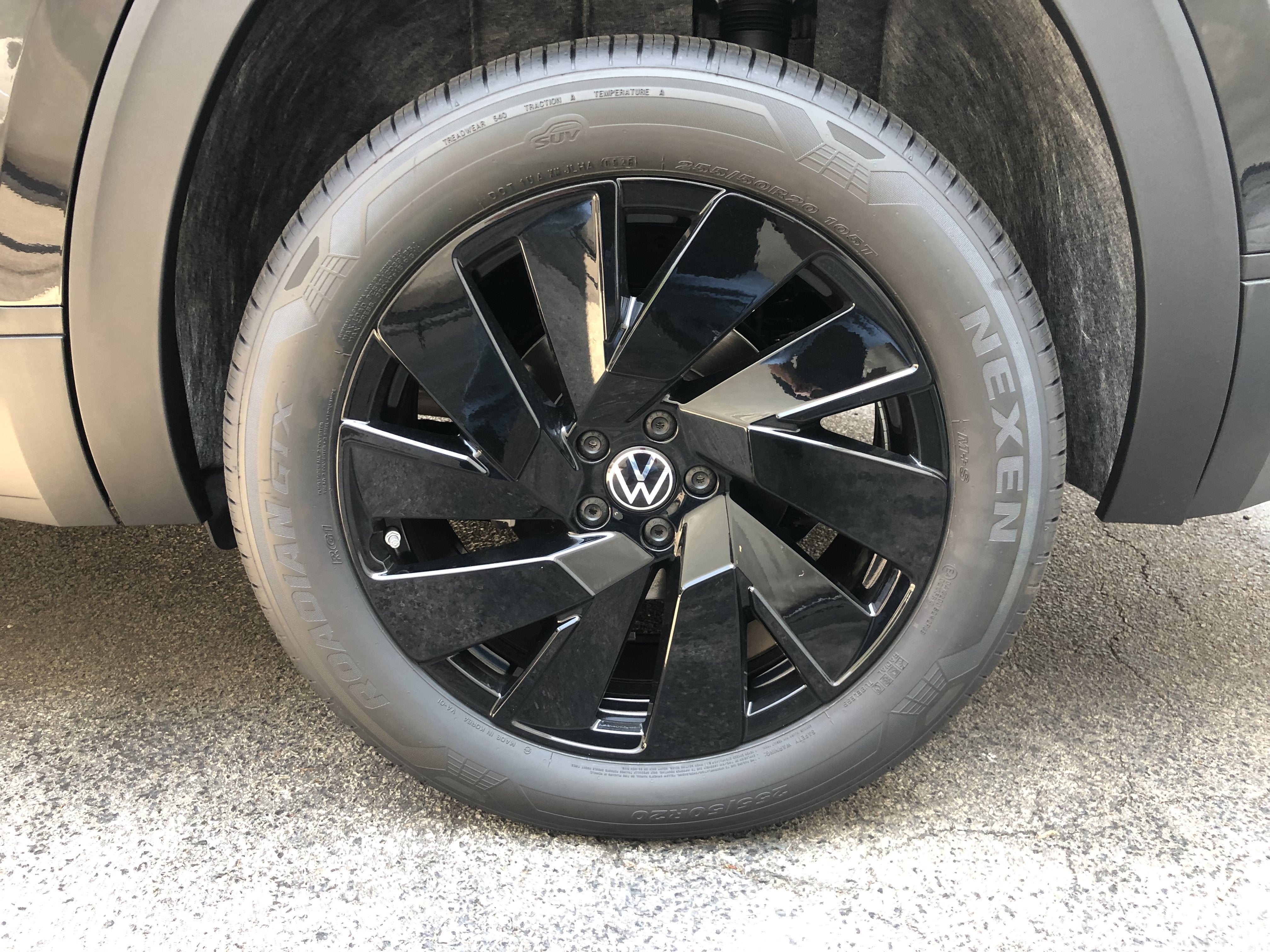 2026 Volkswagen Atlas 2.0T SE w/Technology w/captains chairs, panoramic sunroof and black wheel package