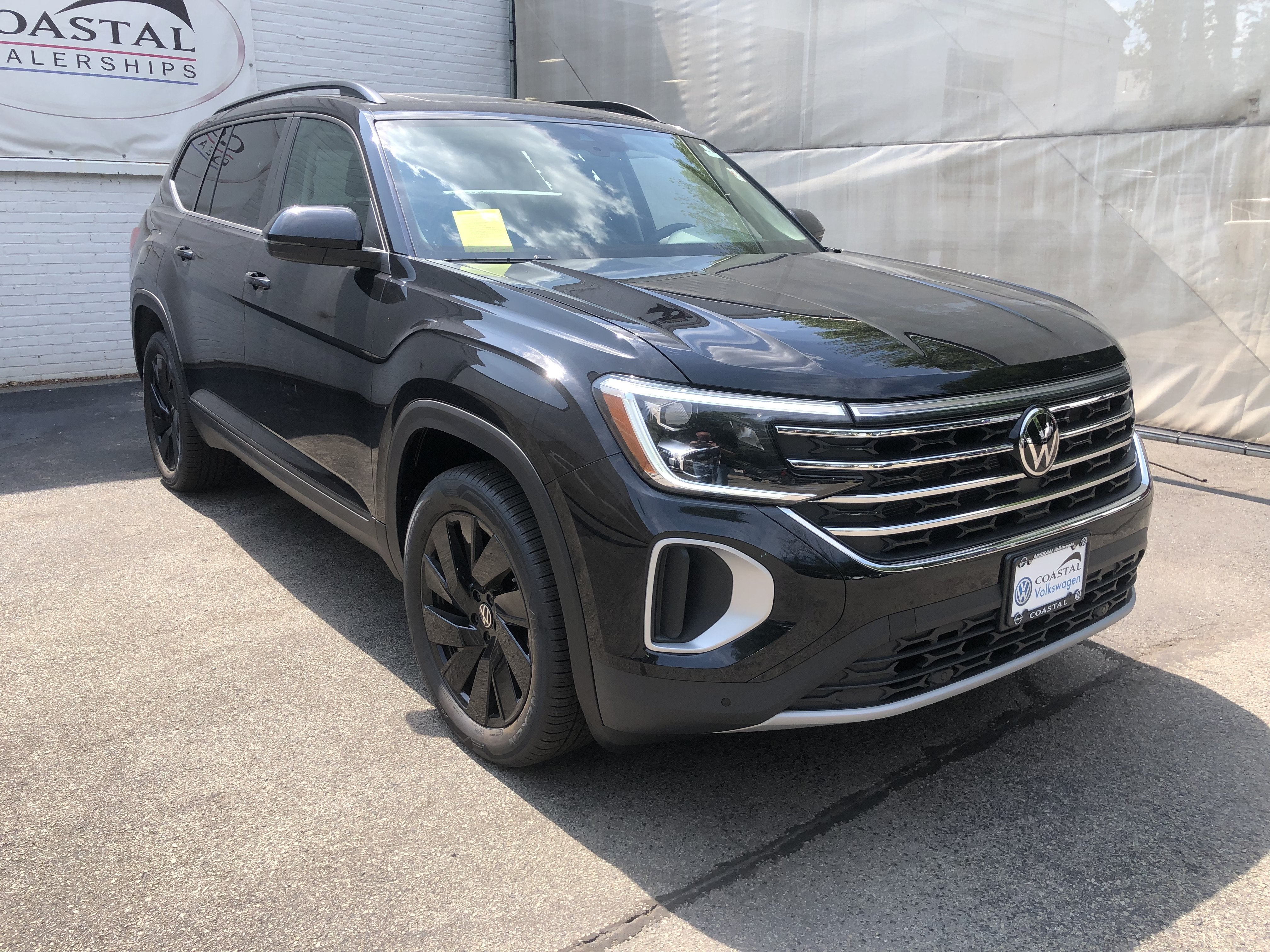 2026 Volkswagen Atlas 2.0T SE w/Technology w/captains chairs, panoramic sunroof and black wheel package