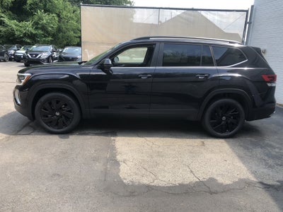 2026 Volkswagen Atlas 2.0T SE w/Technology w/captains chairs, panoramic sunroof and black wheel package