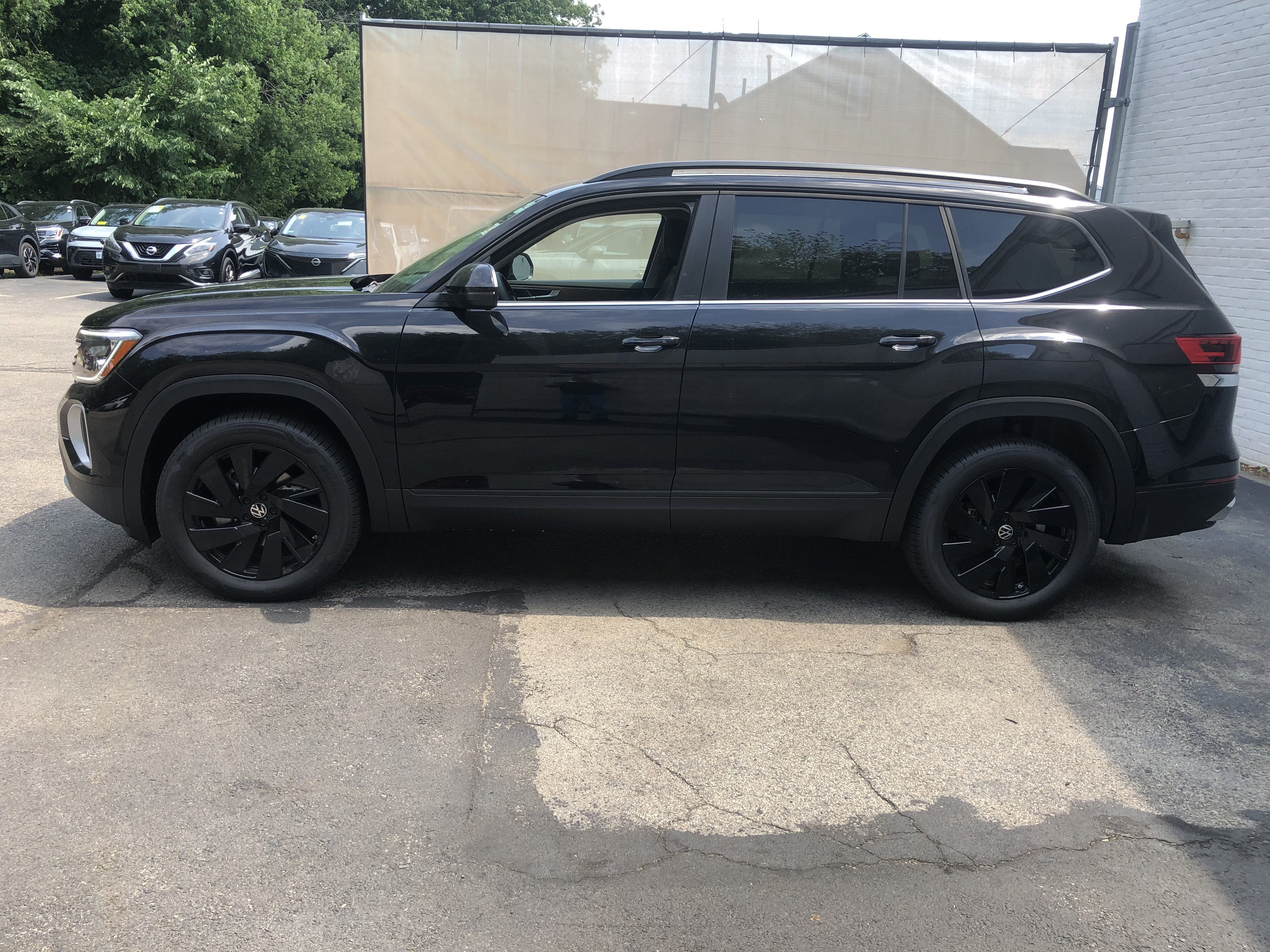 2026 Volkswagen Atlas 2.0T SE w/Technology w/captains chairs, panoramic sunroof and black wheel package
