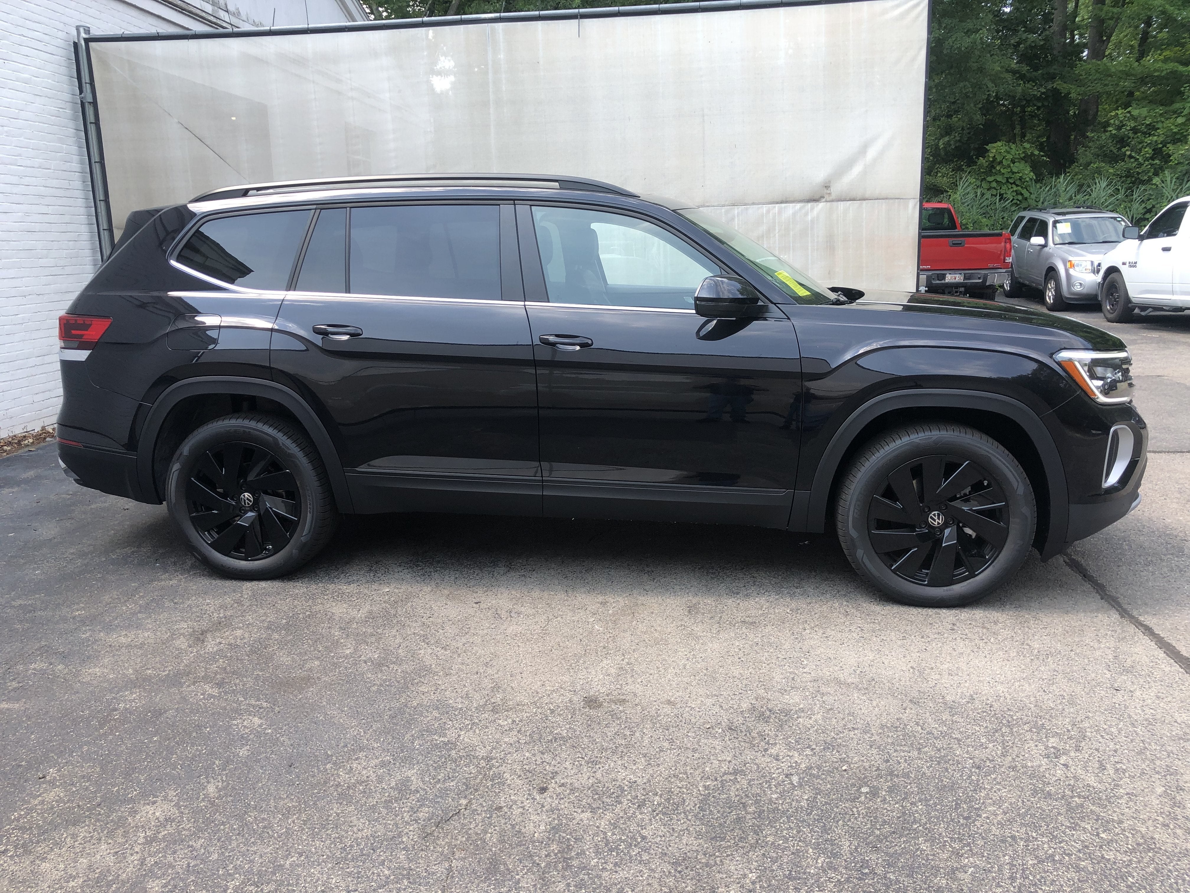 2026 Volkswagen Atlas 2.0T SE w/Technology w/captains chairs, panoramic sunroof and black wheel package