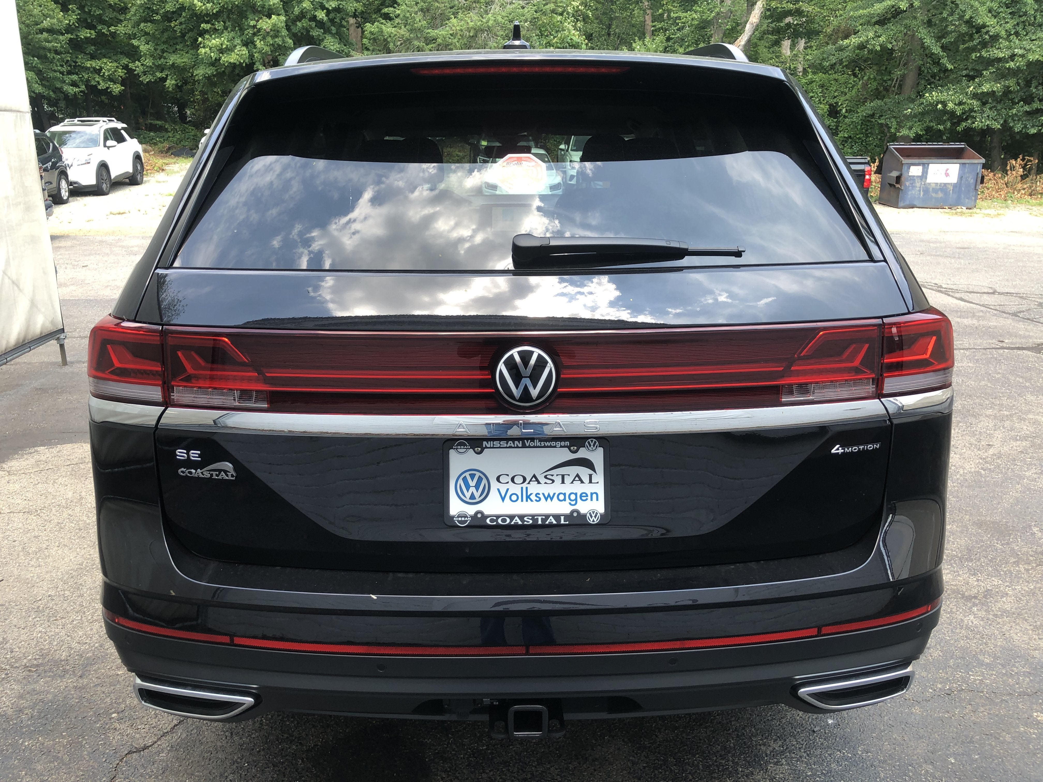 2026 Volkswagen Atlas 2.0T SE w/Technology w/captains chairs, panoramic sunroof and black wheel package