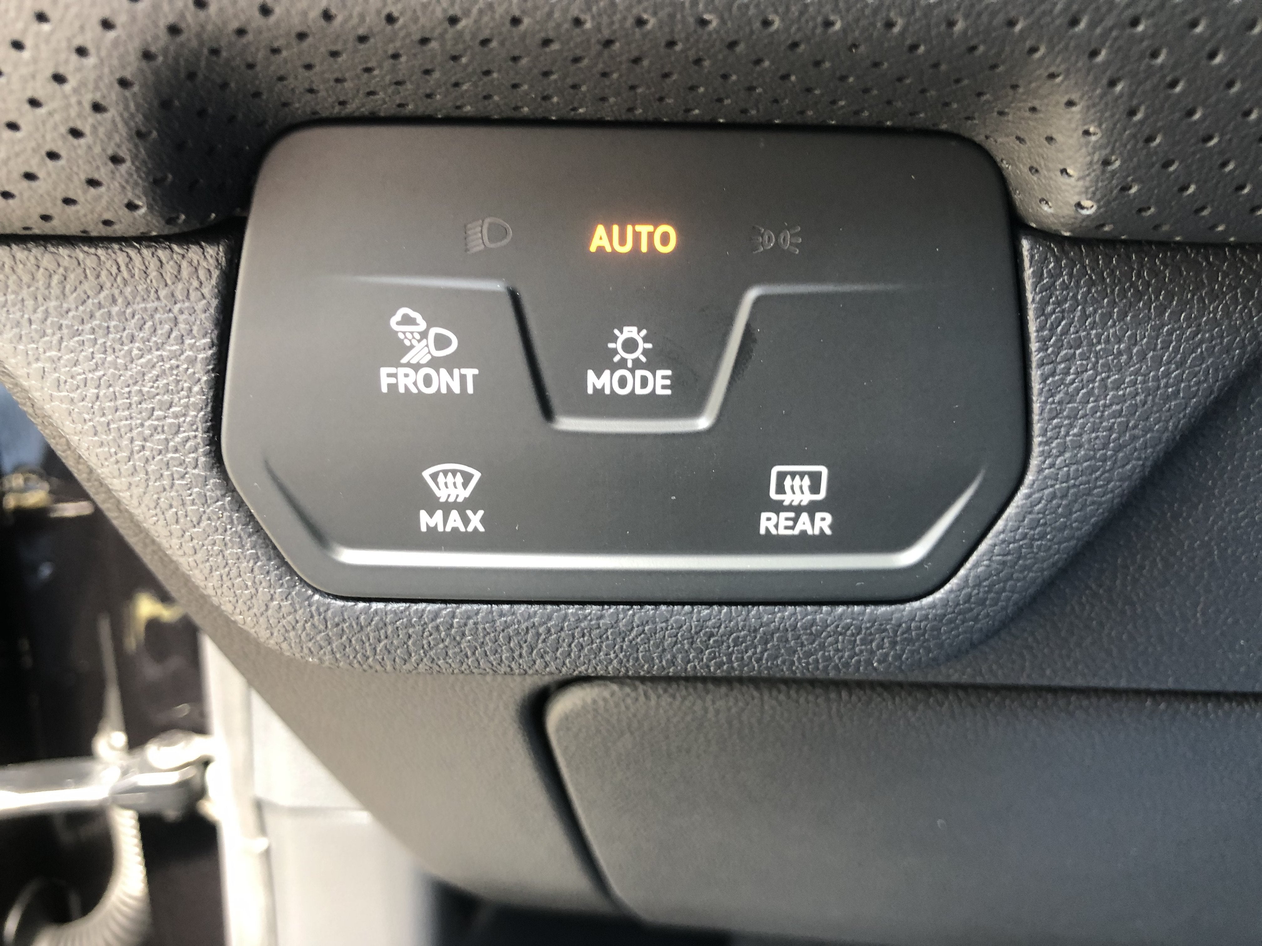 2026 Volkswagen Atlas 2.0T SE w/Technology w/captains chairs, panoramic sunroof and black wheel package