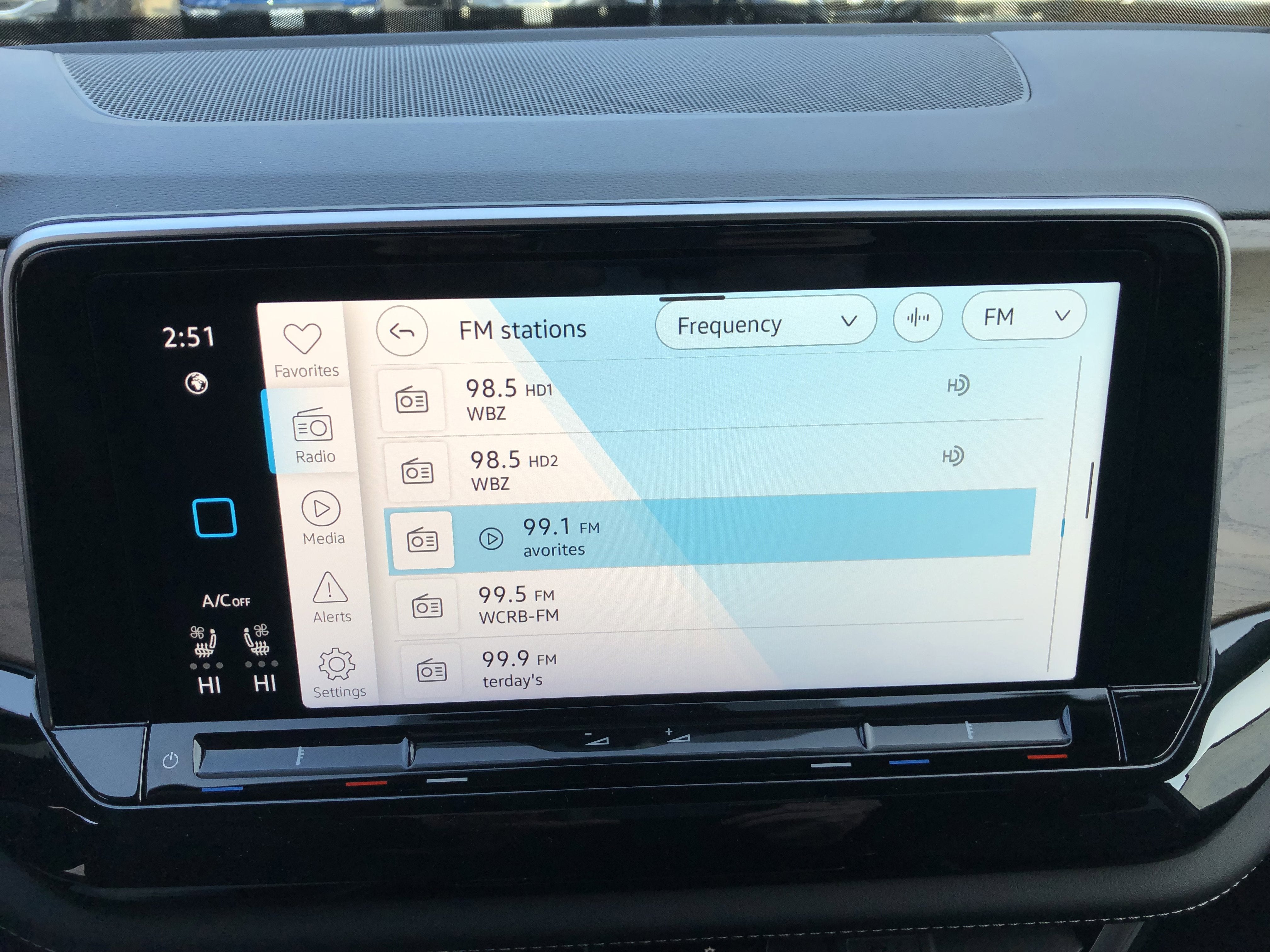 2026 Volkswagen Atlas 2.0T SE w/Technology w/panoramic sunroof and black wheel package