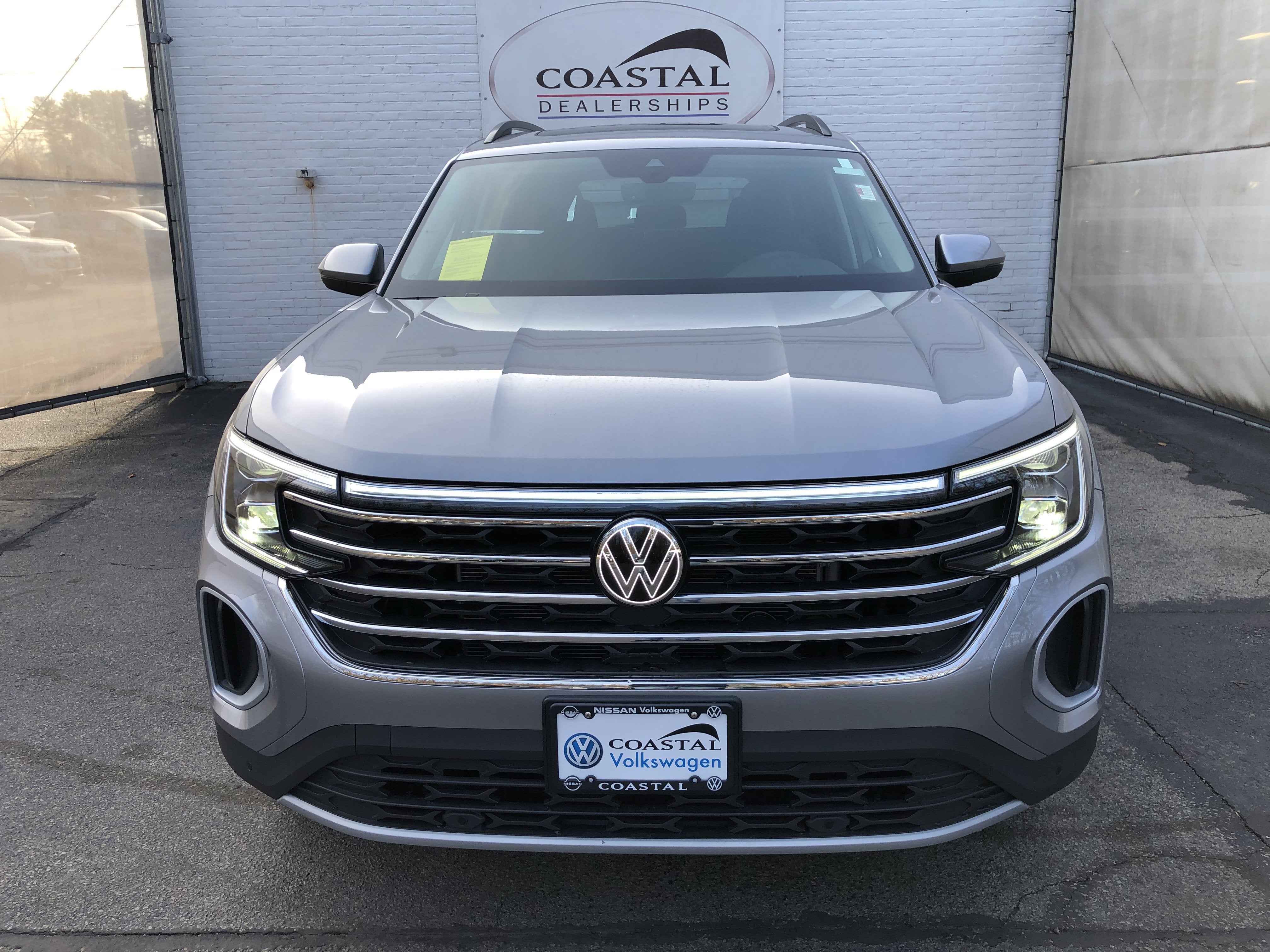 2026 Volkswagen Atlas 2.0T SE w/Technology w/panoramic sunroof and black wheel package