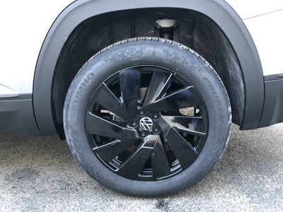 2026 Volkswagen Atlas 2.0T SE w/Technology w/panoramic sunroof and black wheel package