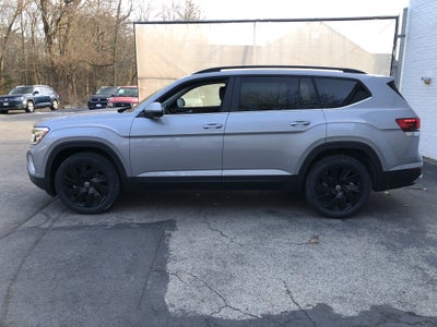 2026 Volkswagen Atlas 2.0T SE w/Technology w/panoramic sunroof and black wheel package