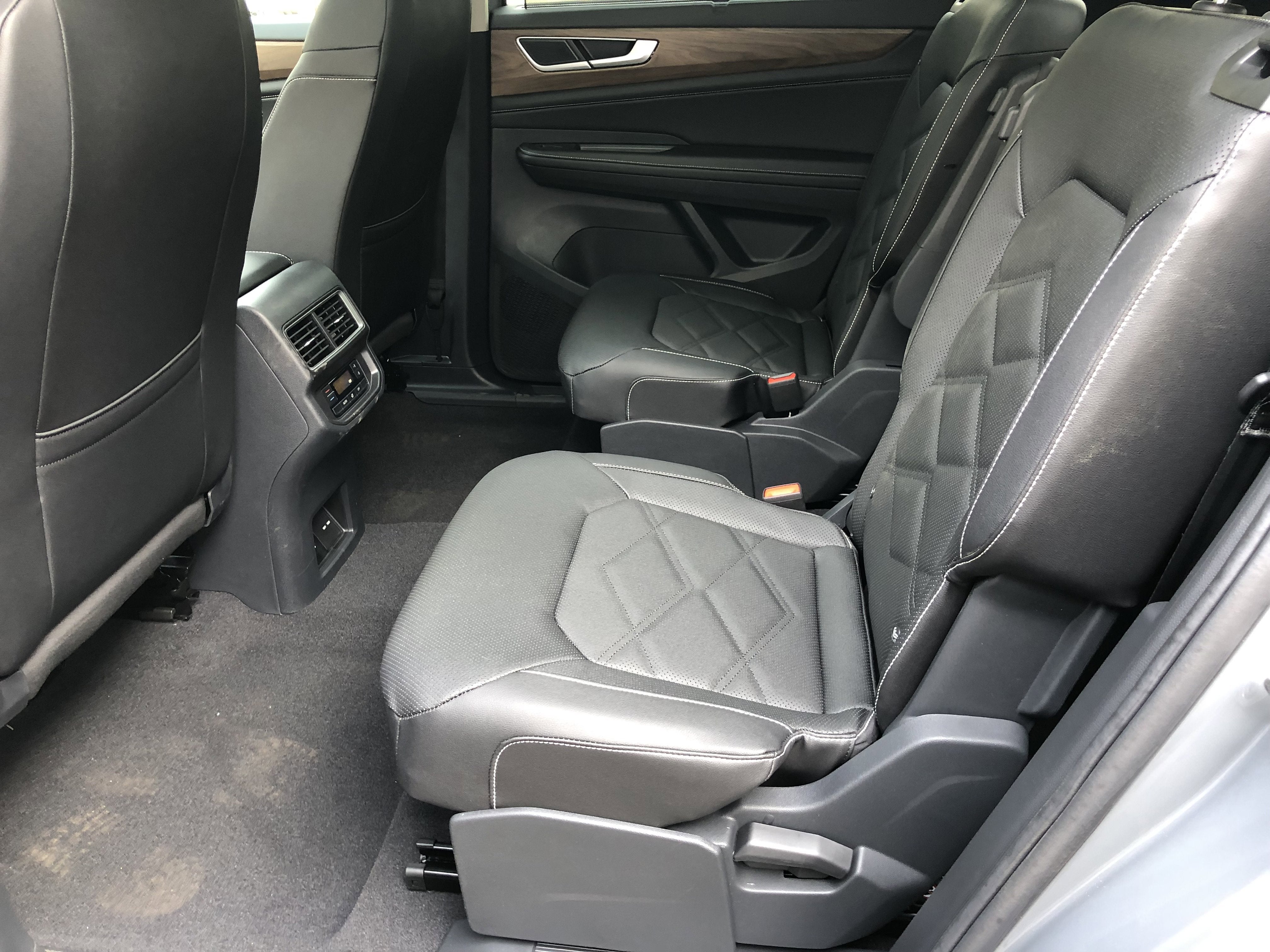 2026 Volkswagen Atlas 2.0T SE w/Technology w/captains chairs, panoramic sunroof and black wheel package