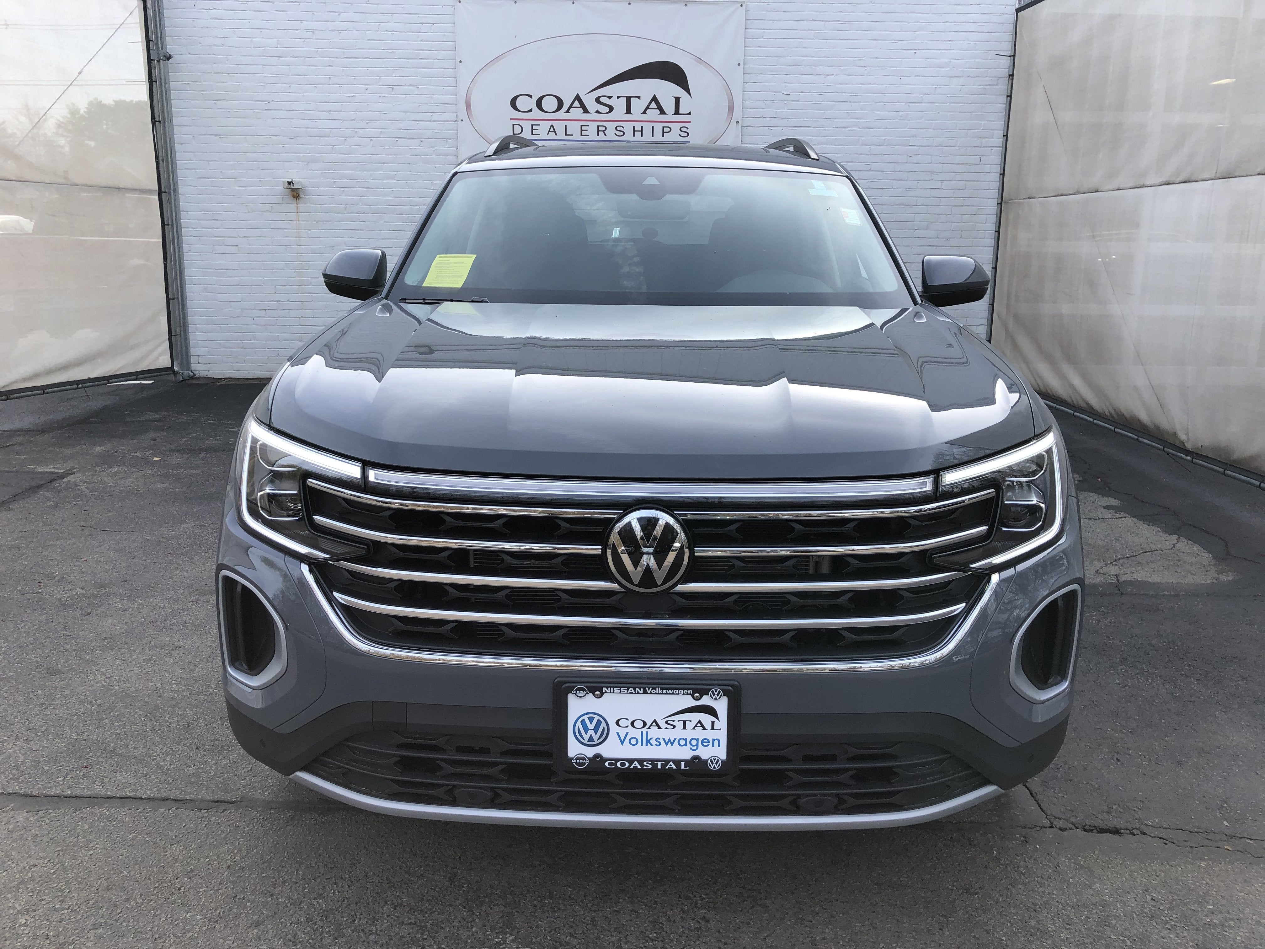 2026 Volkswagen Atlas 2.0T SE w/Technology w/captains chairs, panoramic sunroof and black wheel package