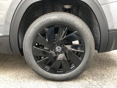2026 Volkswagen Atlas 2.0T SE w/Technology w/captains chairs, panoramic sunroof and black wheel package