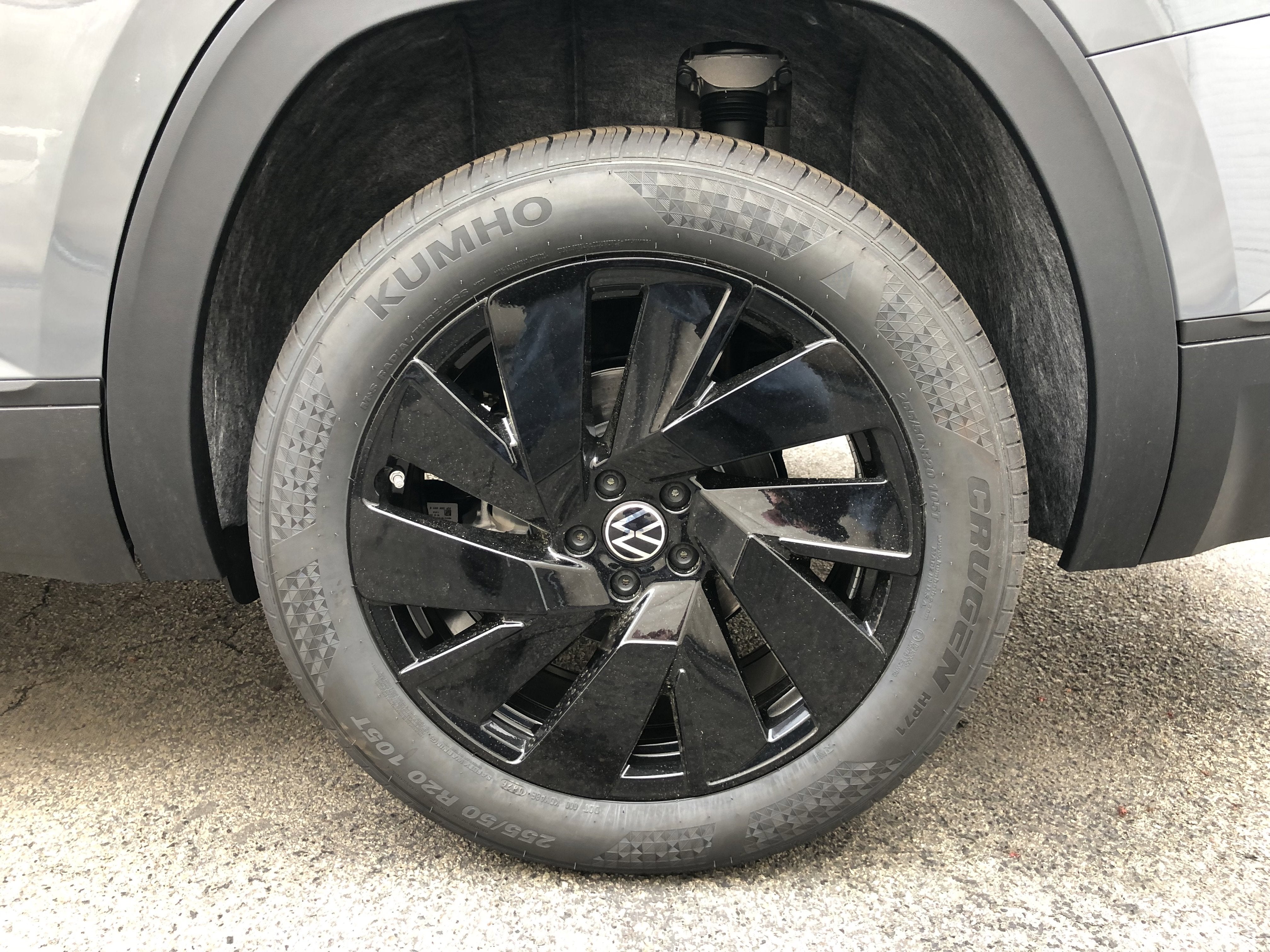 2026 Volkswagen Atlas 2.0T SE w/Technology w/captains chairs, panoramic sunroof and black wheel package