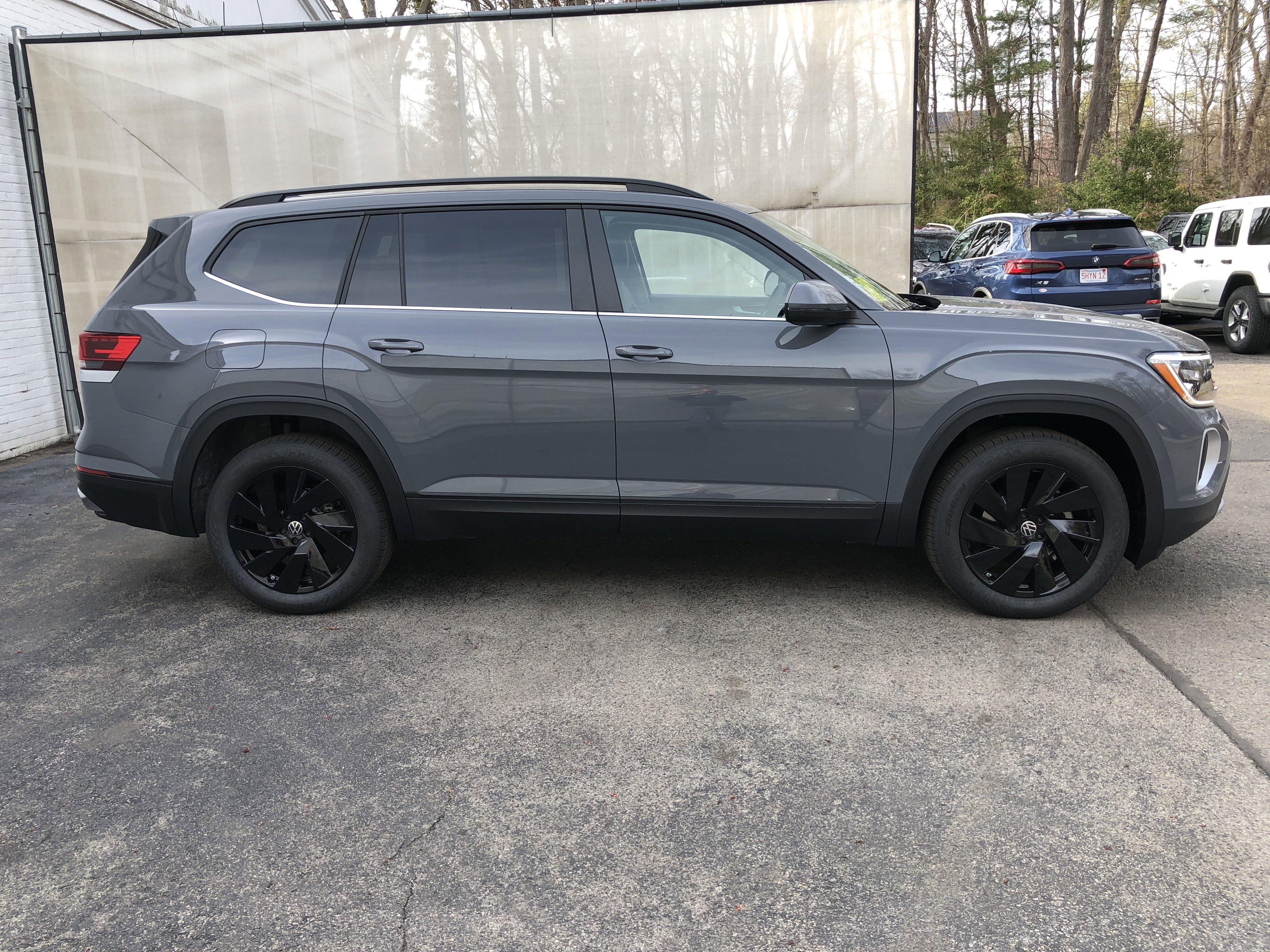 2026 Volkswagen Atlas 2.0T SE w/Technology w/captains chairs, panoramic sunroof and black wheel package
