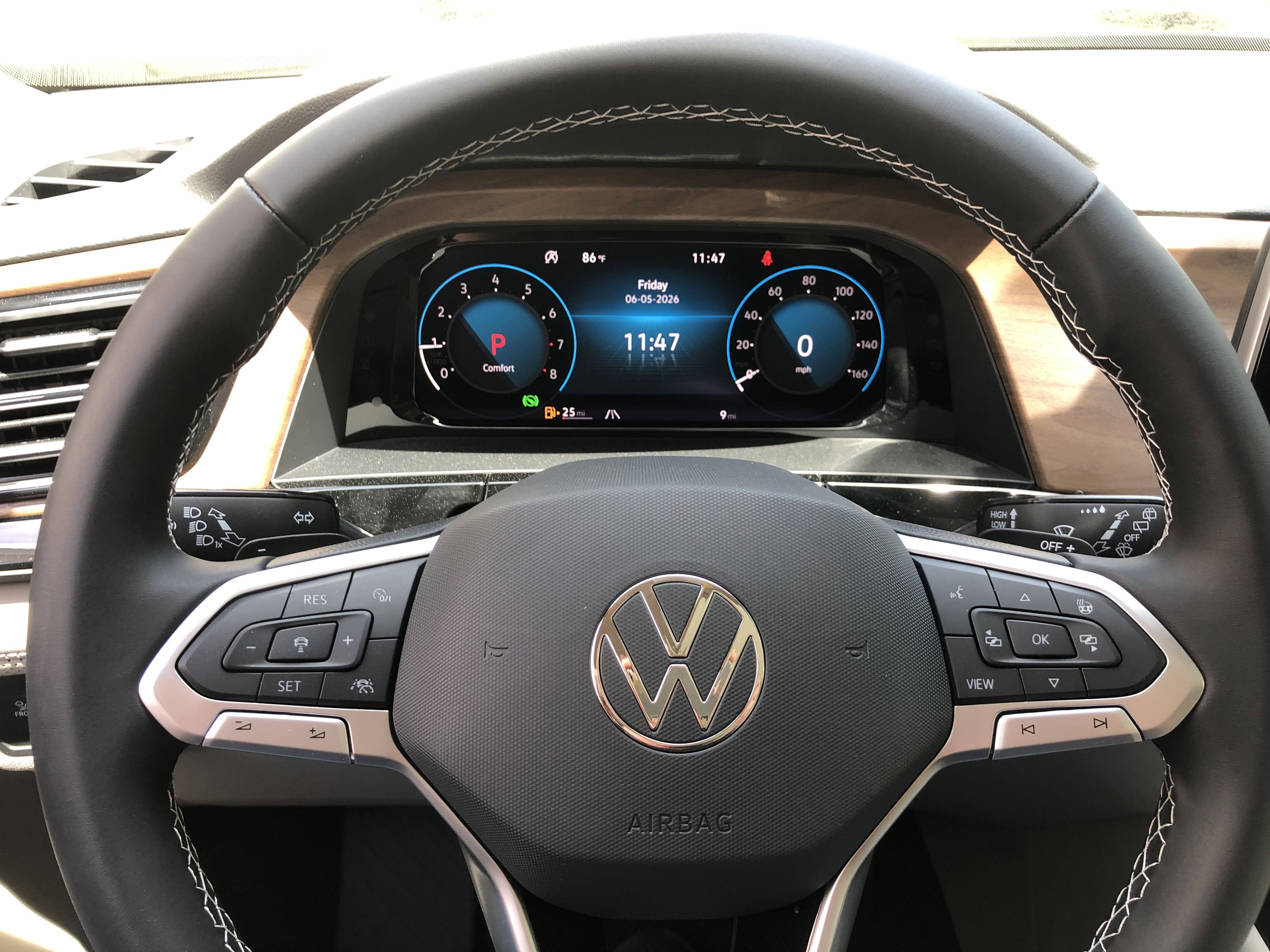 2026 Volkswagen Atlas 2.0T SE w/Technology w/panoramic sunroof