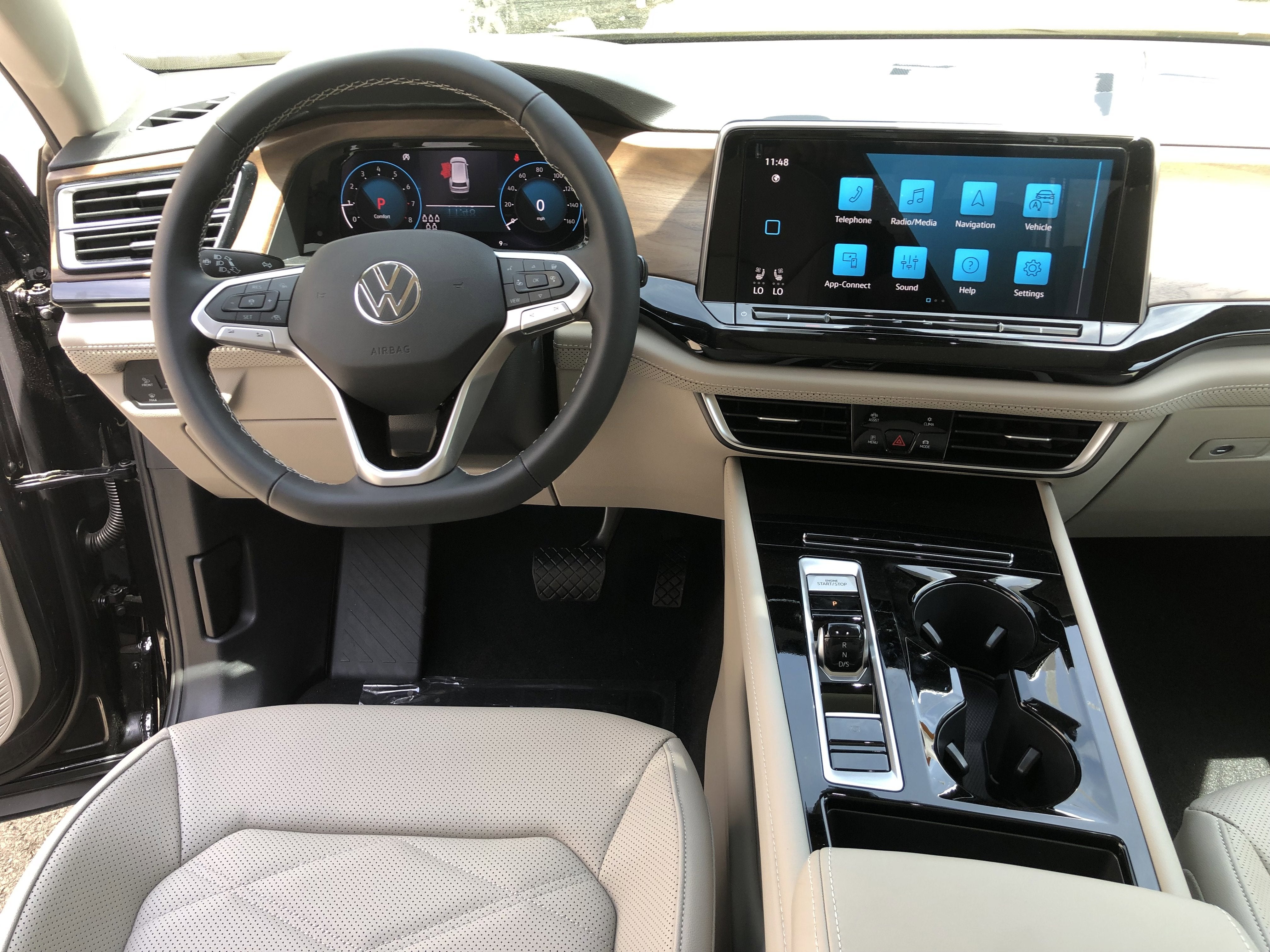 2026 Volkswagen Atlas 2.0T SE w/Technology w/panoramic sunroof