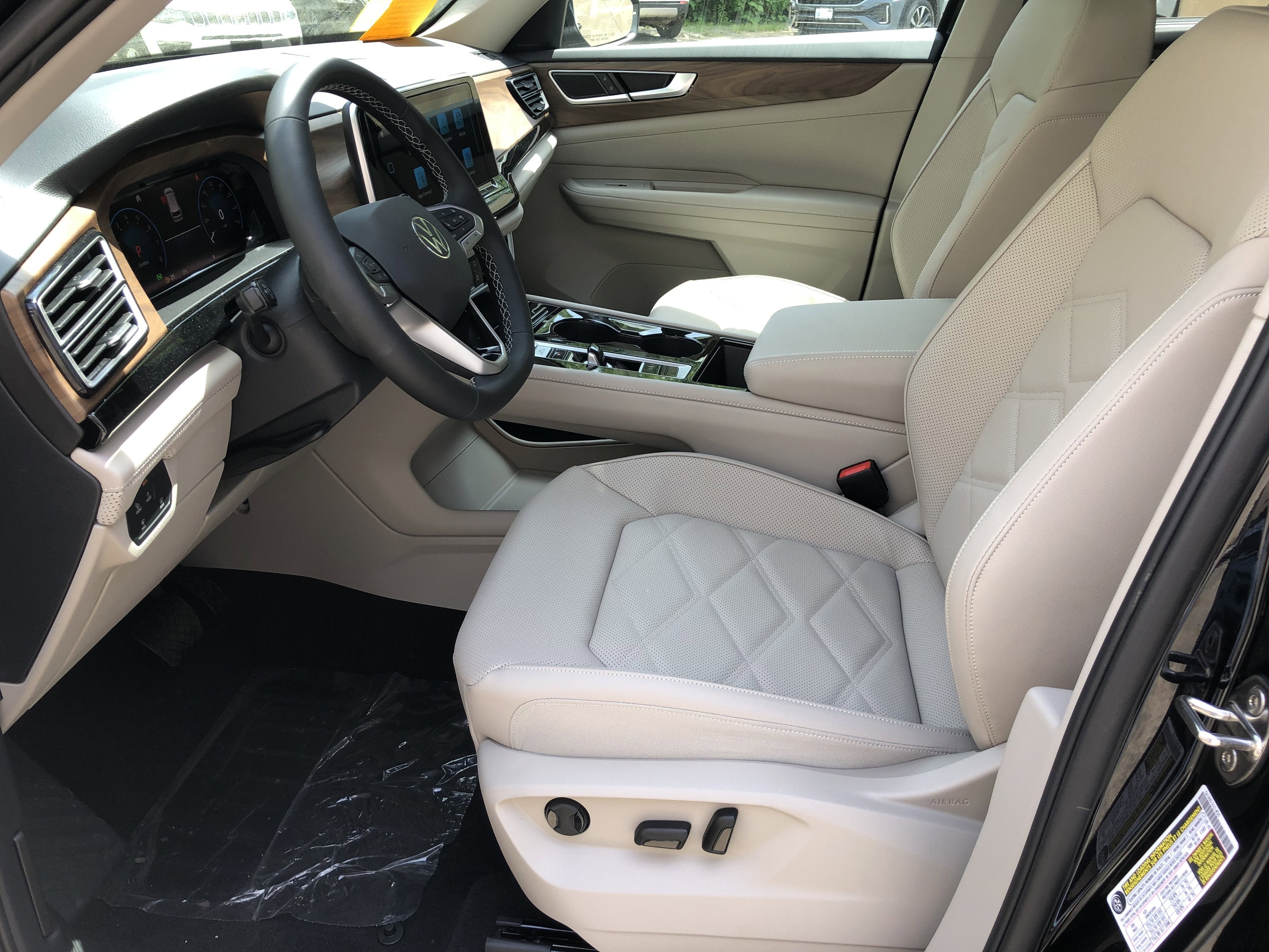 2026 Volkswagen Atlas 2.0T SE w/Technology w/panoramic sunroof