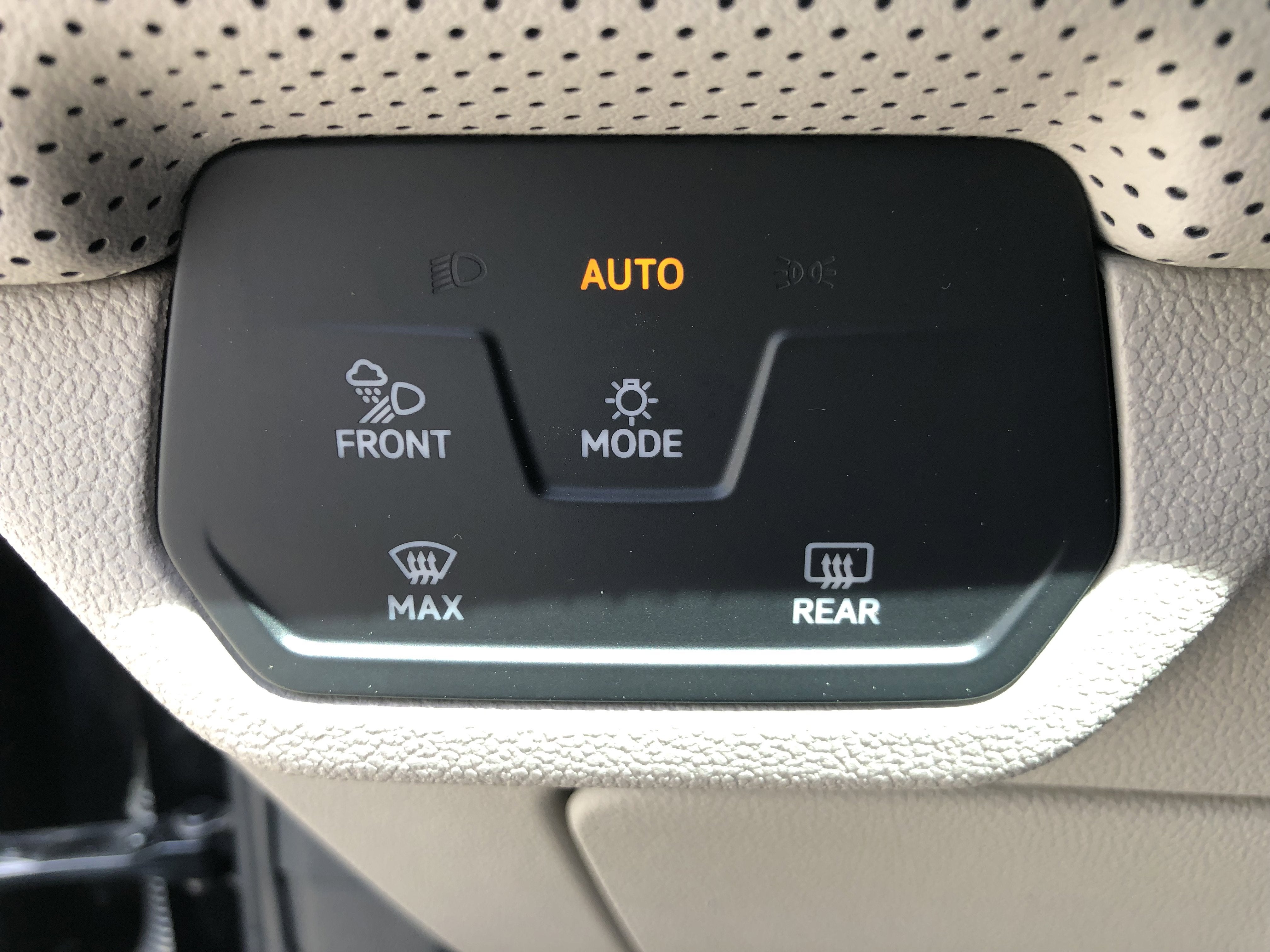 2026 Volkswagen Atlas 2.0T SE w/Technology w/panoramic sunroof