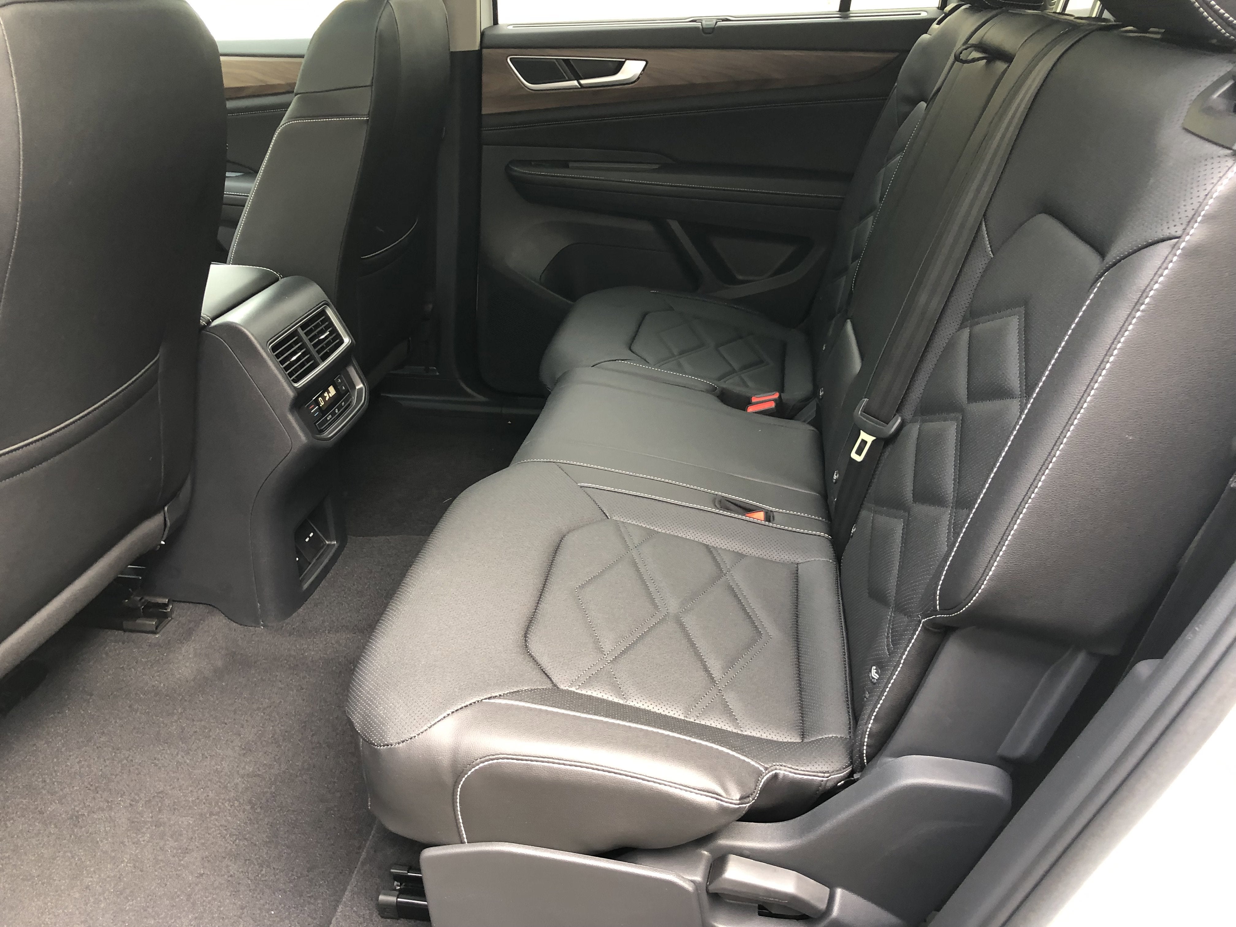 2026 Volkswagen Atlas 2.0T SE w/Technology w/panoramic sunroof