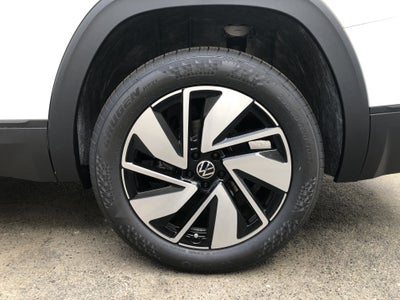 2026 Volkswagen Atlas 2.0T SE w/Technology w/panoramic sunroof