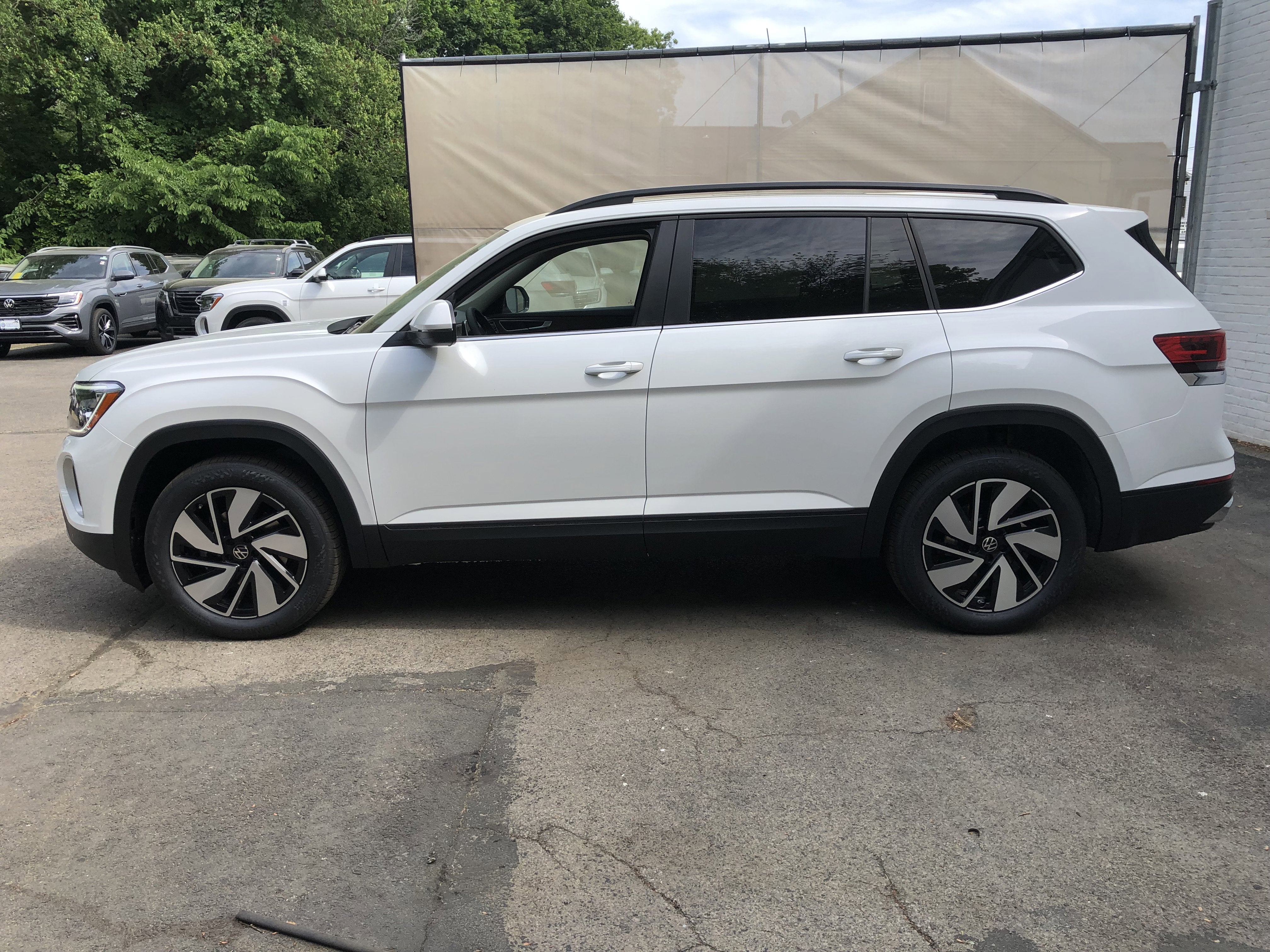 2026 Volkswagen Atlas 2.0T SE w/Technology w/panoramic sunroof