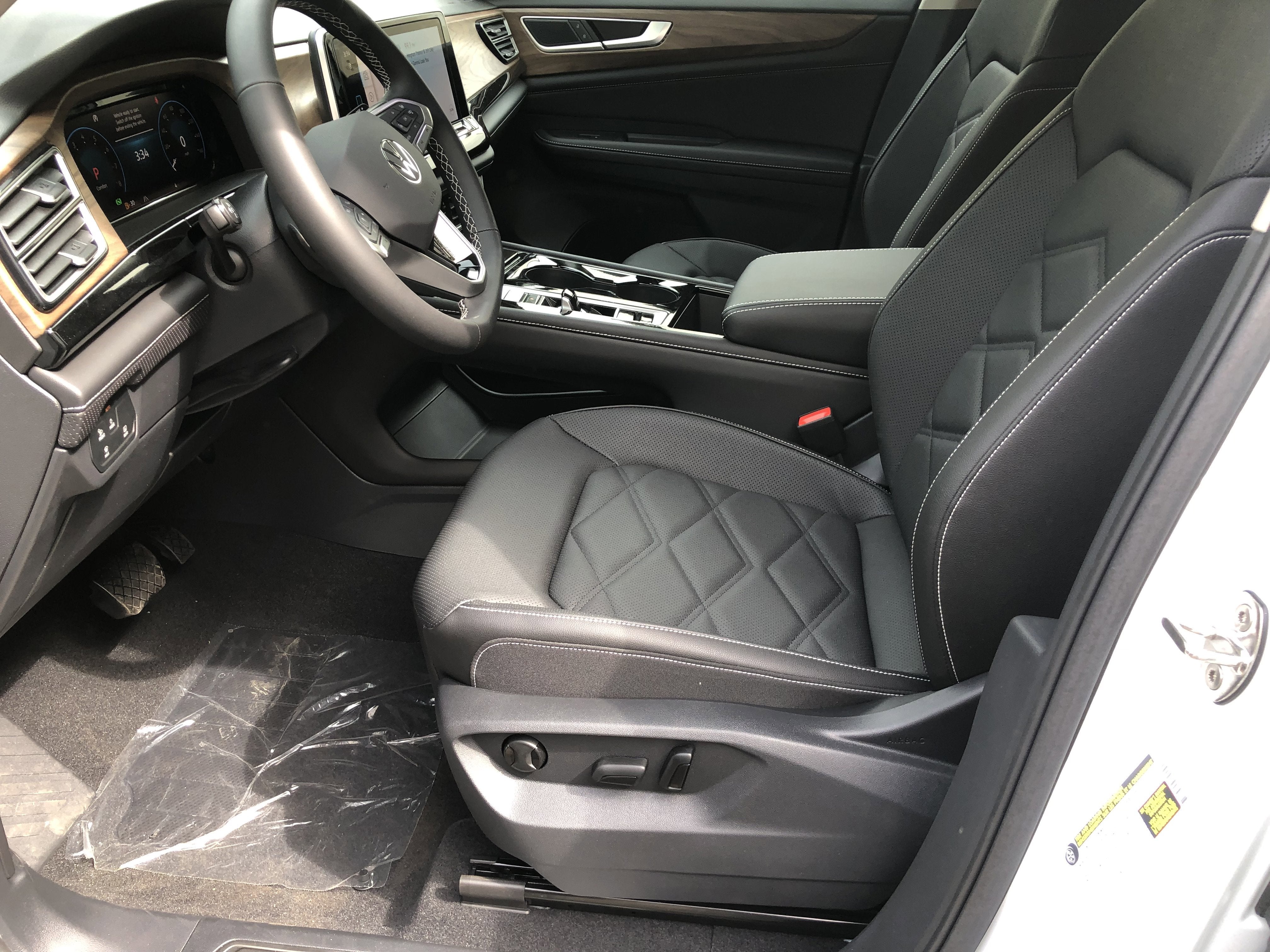 2026 Volkswagen Atlas 2.0T SE w/Technology w/panoramic sunroof