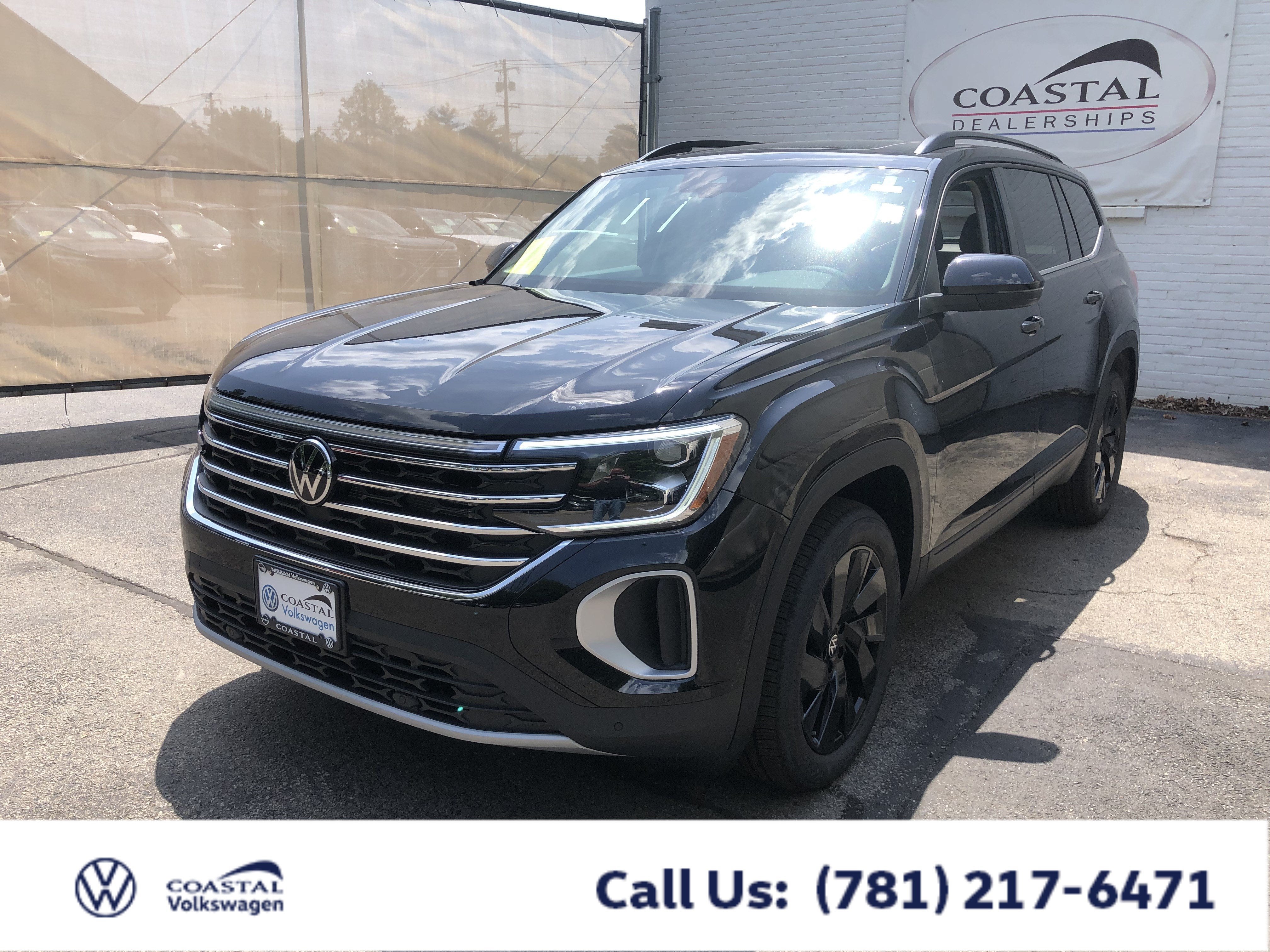 2026 Volkswagen Atlas 2.0T SE w/Technology w/panoramic sunroof and black wheel package