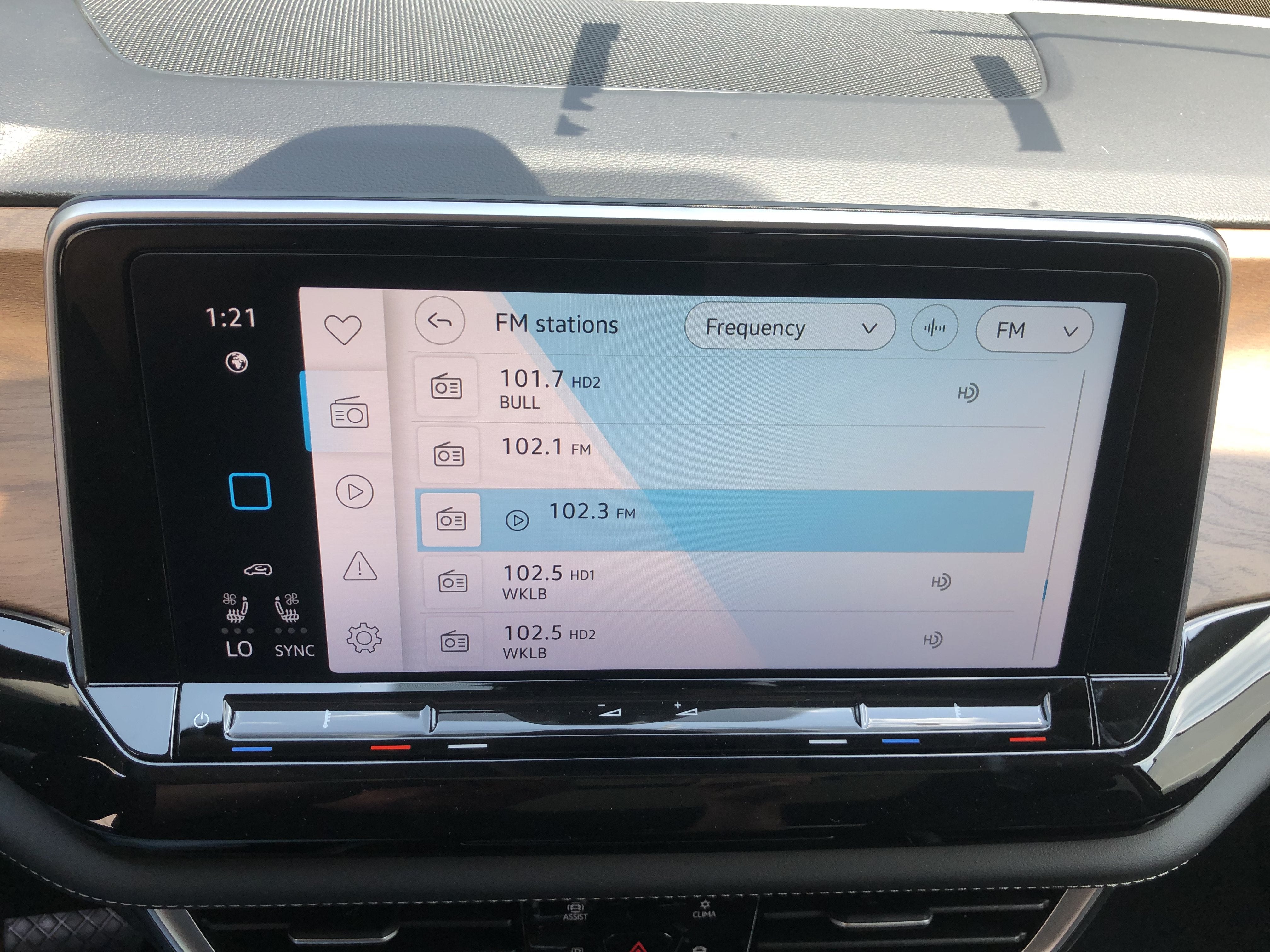 2026 Volkswagen Atlas 2.0T SE w/Technology w/panoramic sunroof and black wheel package