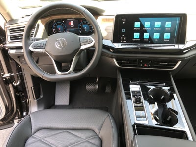 2026 Volkswagen Atlas 2.0T SE w/Technology w/panoramic sunroof and black wheel package