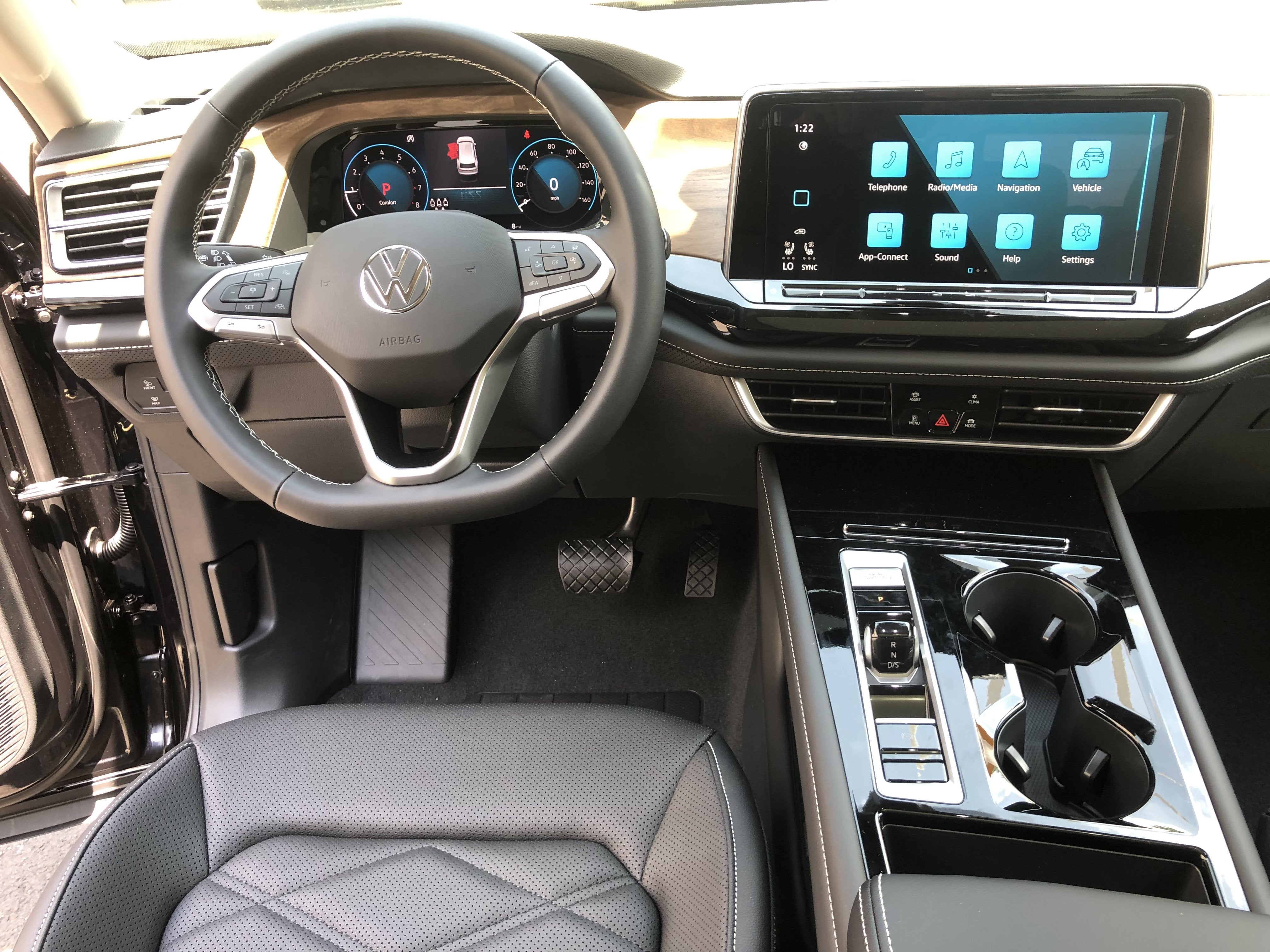 2026 Volkswagen Atlas 2.0T SE w/Technology w/panoramic sunroof and black wheel package