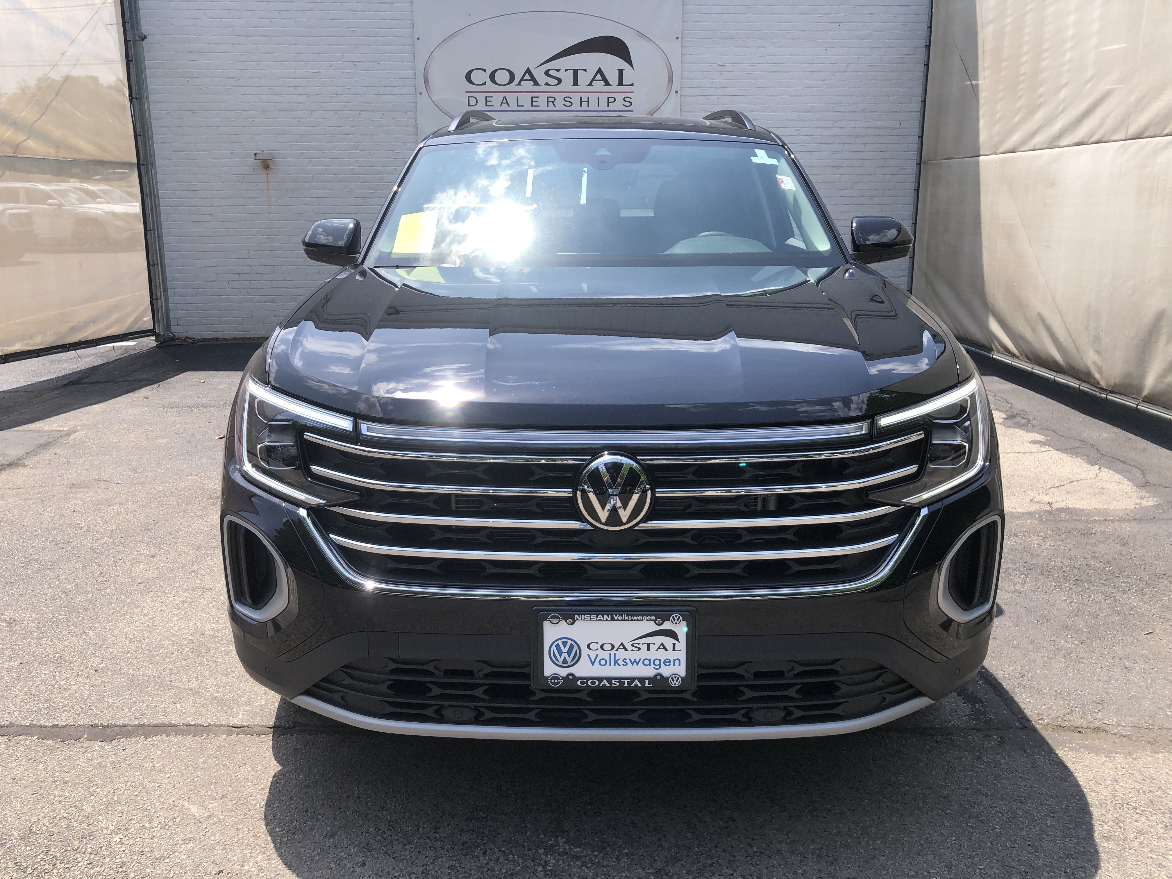 2026 Volkswagen Atlas 2.0T SE w/Technology w/panoramic sunroof and black wheel package