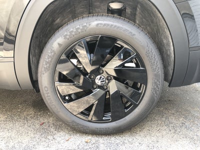 2026 Volkswagen Atlas 2.0T SE w/Technology w/panoramic sunroof and black wheel package