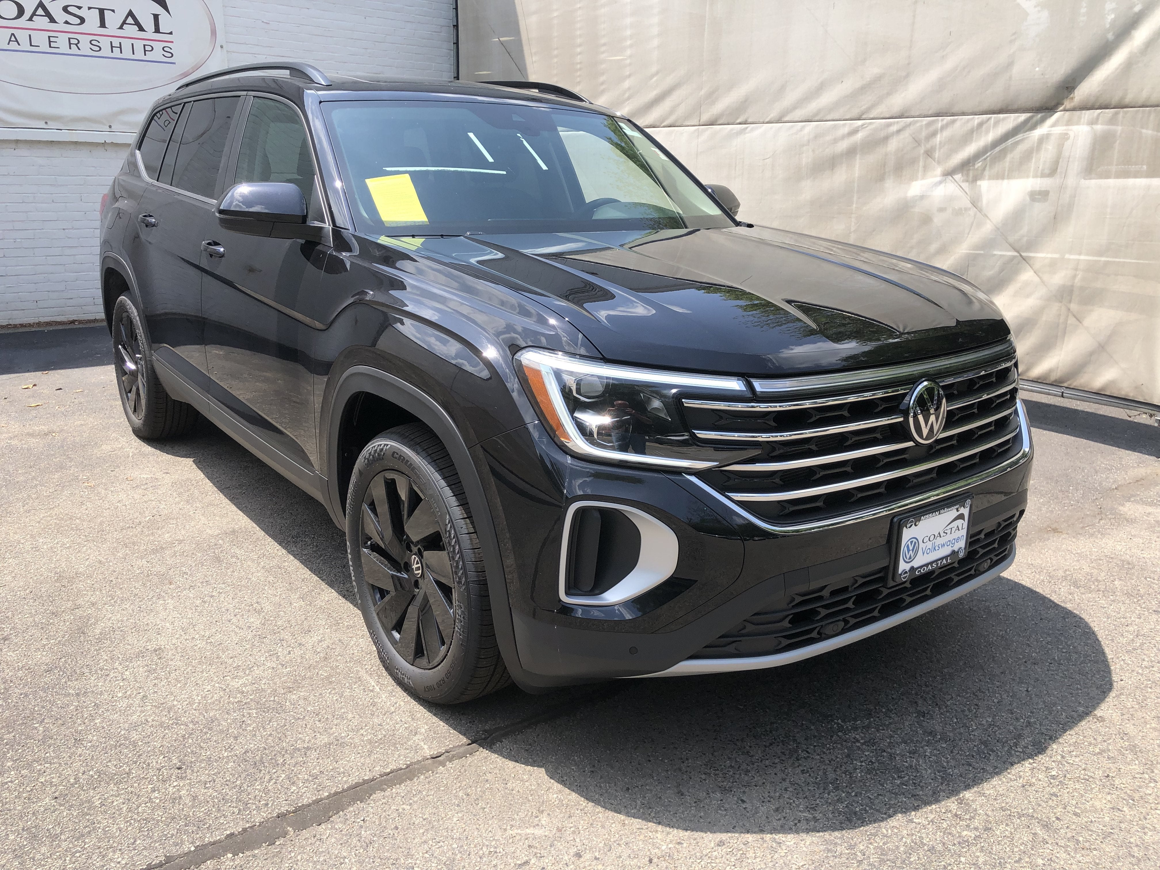 2026 Volkswagen Atlas 2.0T SE w/Technology w/panoramic sunroof and black wheel package