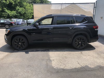2026 Volkswagen Atlas 2.0T SE w/Technology w/panoramic sunroof and black wheel package