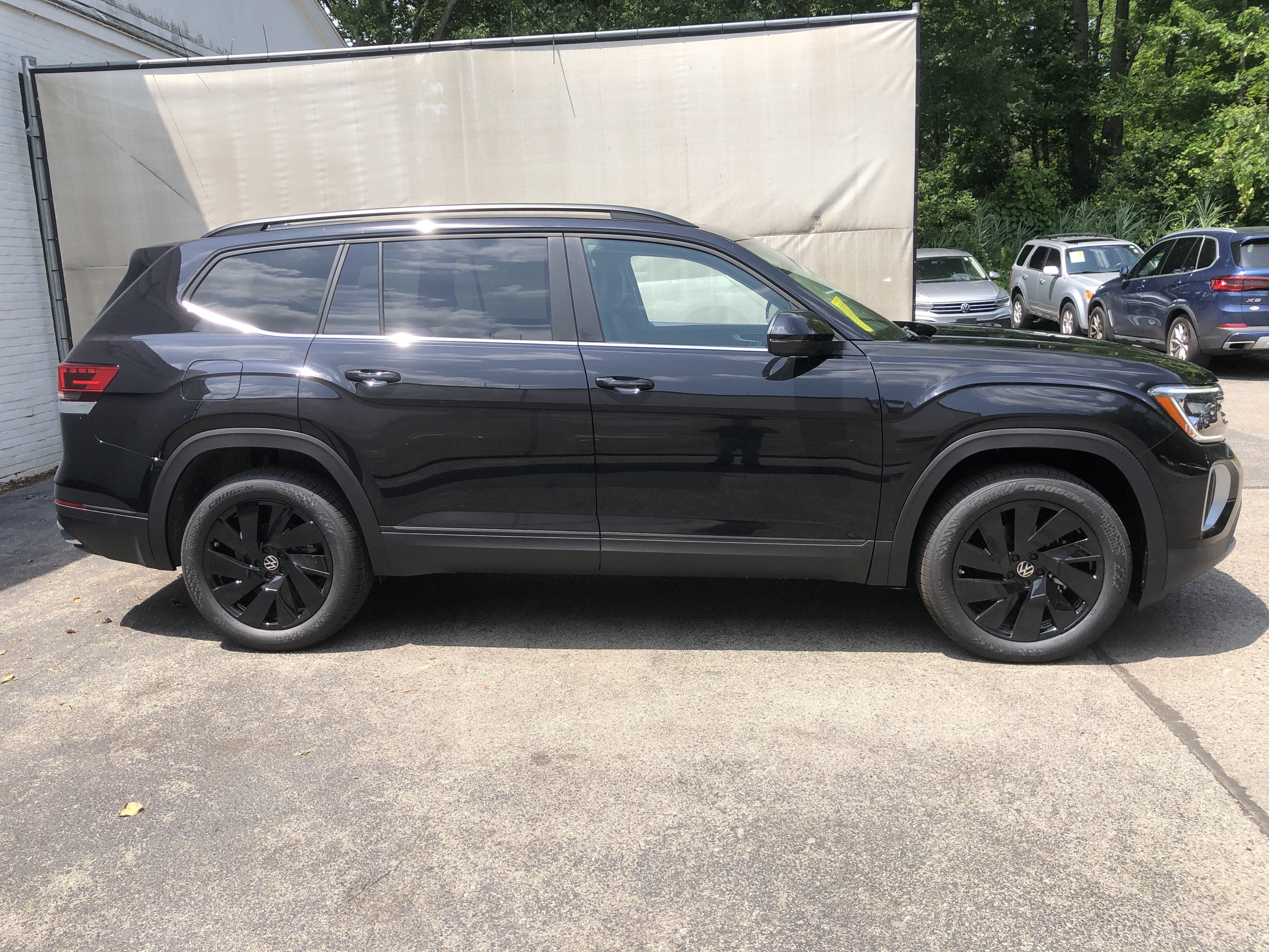 2026 Volkswagen Atlas 2.0T SE w/Technology w/panoramic sunroof and black wheel package