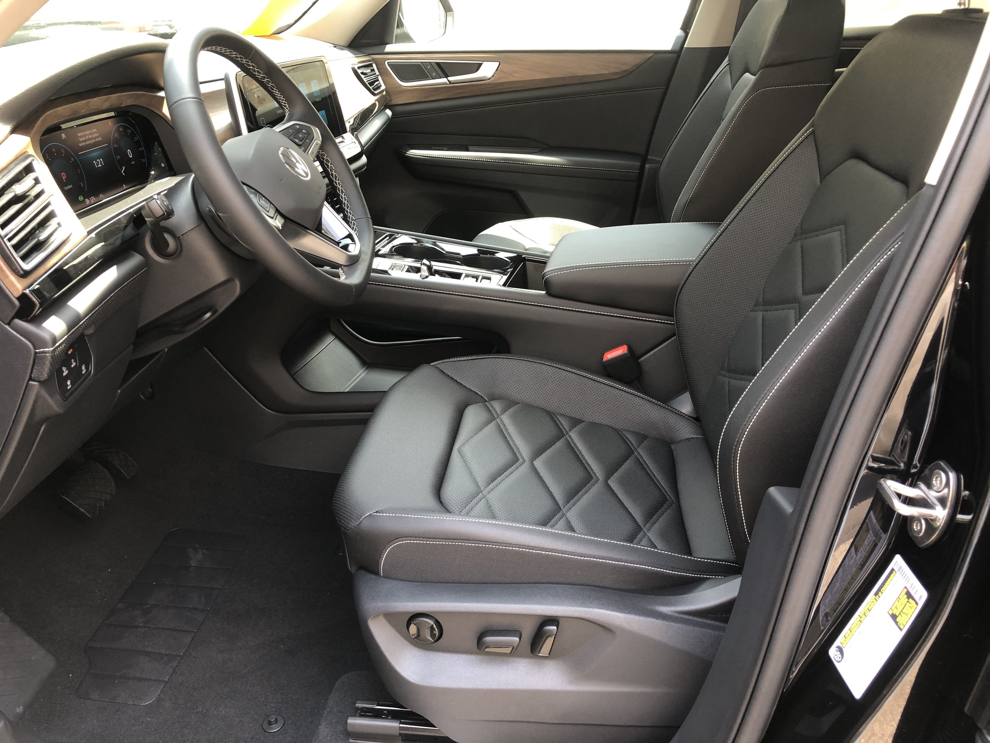 2026 Volkswagen Atlas 2.0T SE w/Technology w/panoramic sunroof and black wheel package