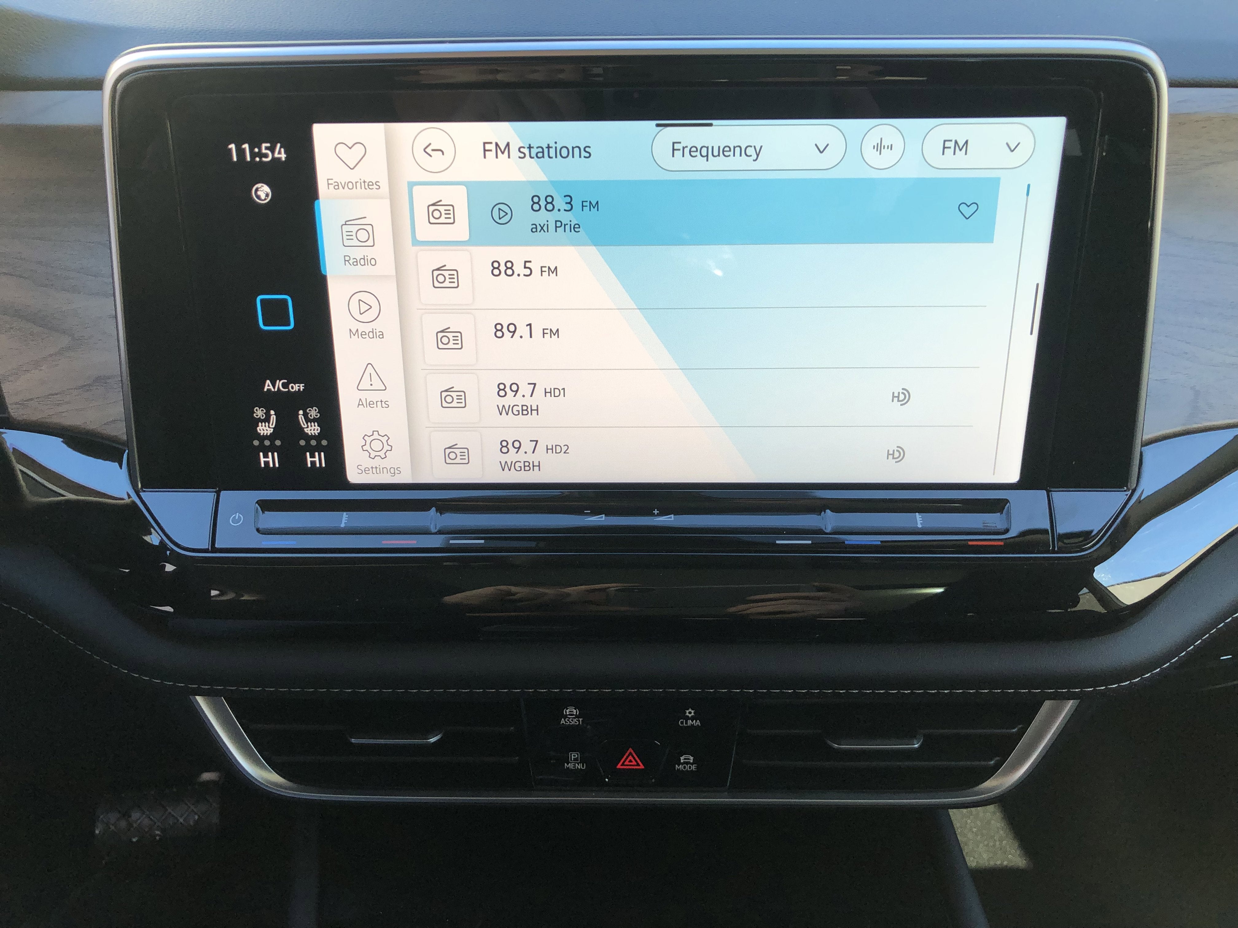 2026 Volkswagen Atlas 2.0T SE w/Technology w/captains chairs, panoramic sunroof and black wheel package