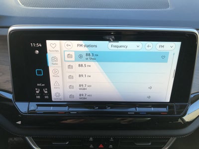 2026 Volkswagen Atlas 2.0T SE w/Technology w/captains chairs, panoramic sunroof and black wheel package