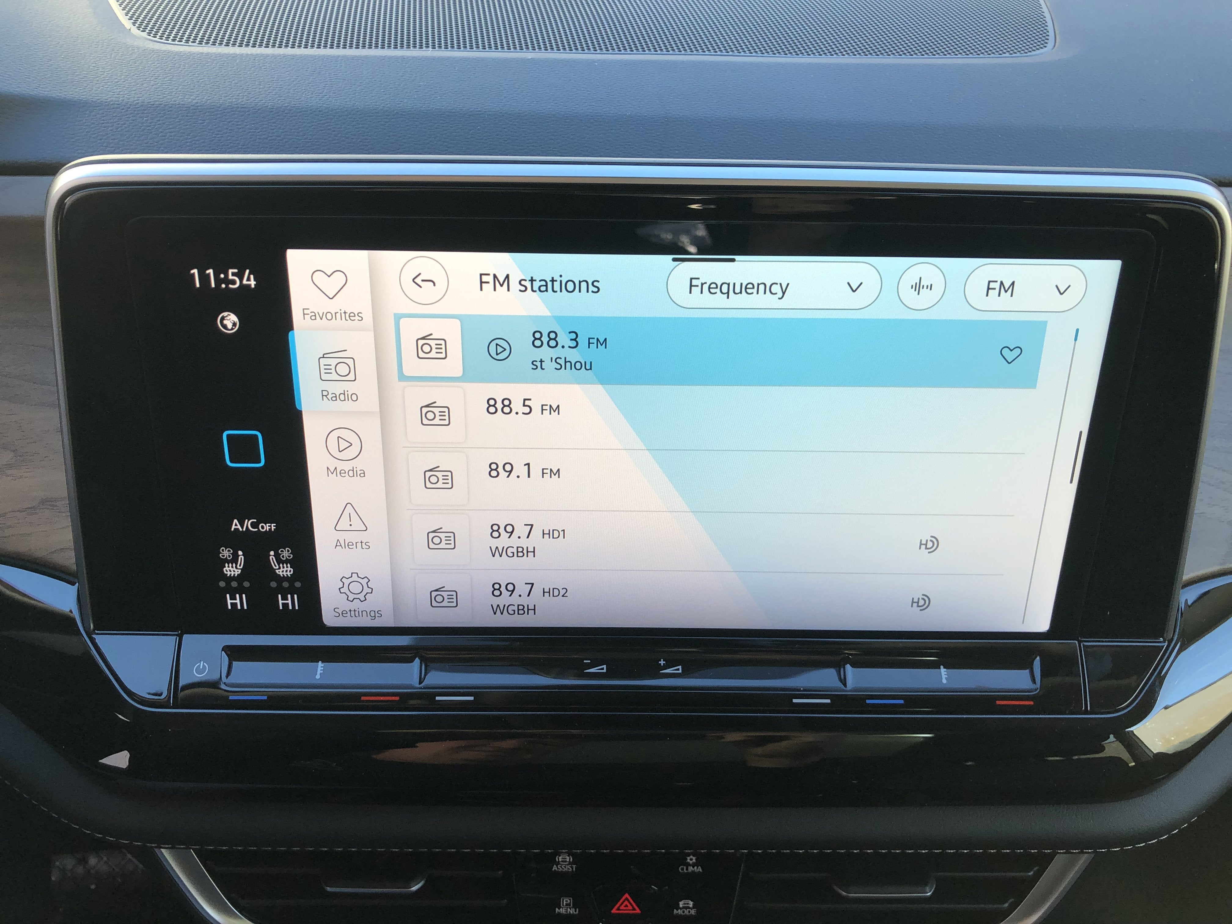 2026 Volkswagen Atlas 2.0T SE w/Technology w/captains chairs, panoramic sunroof and black wheel package