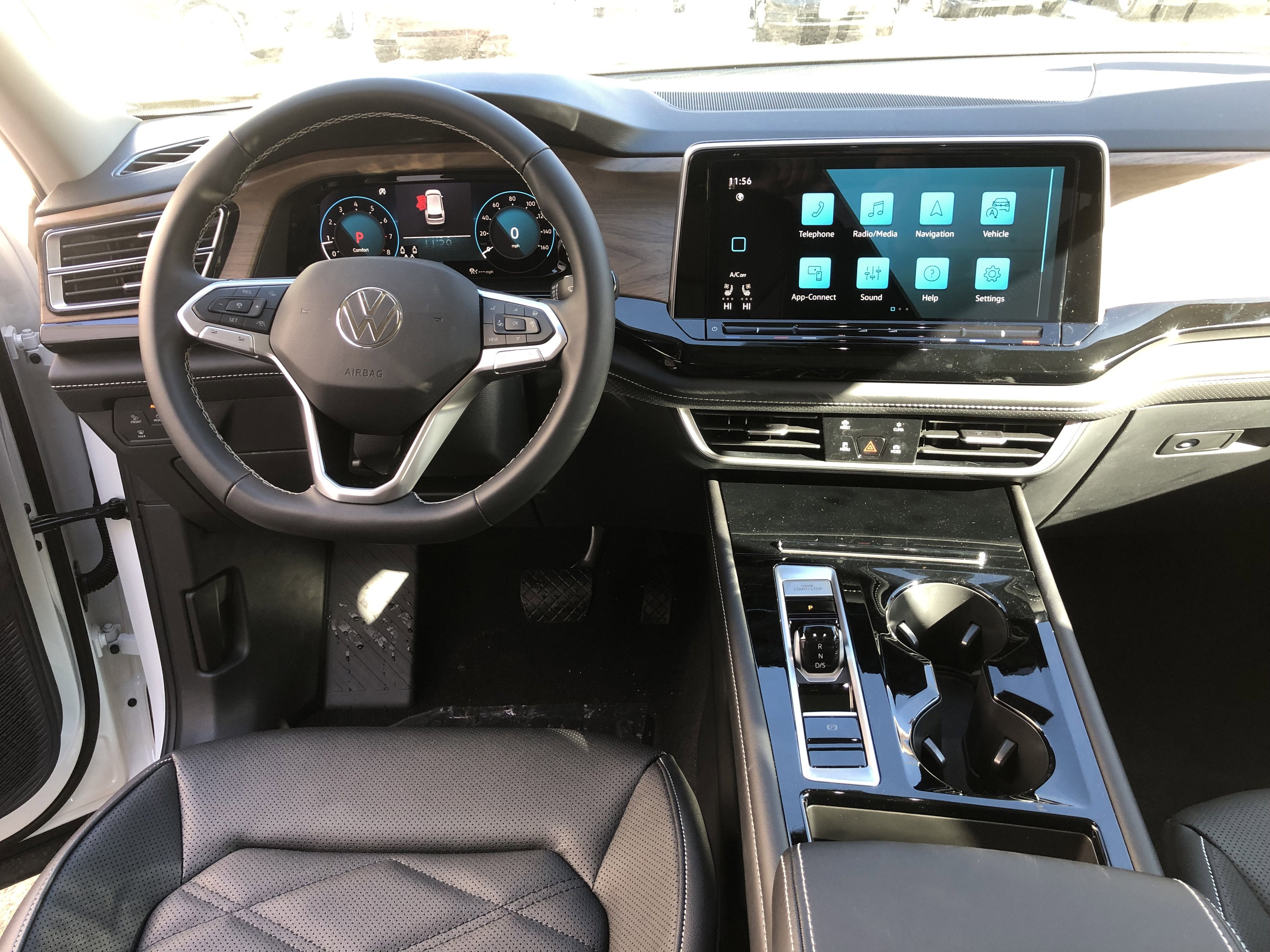 2026 Volkswagen Atlas 2.0T SE w/Technology w/captains chairs, panoramic sunroof and black wheel package