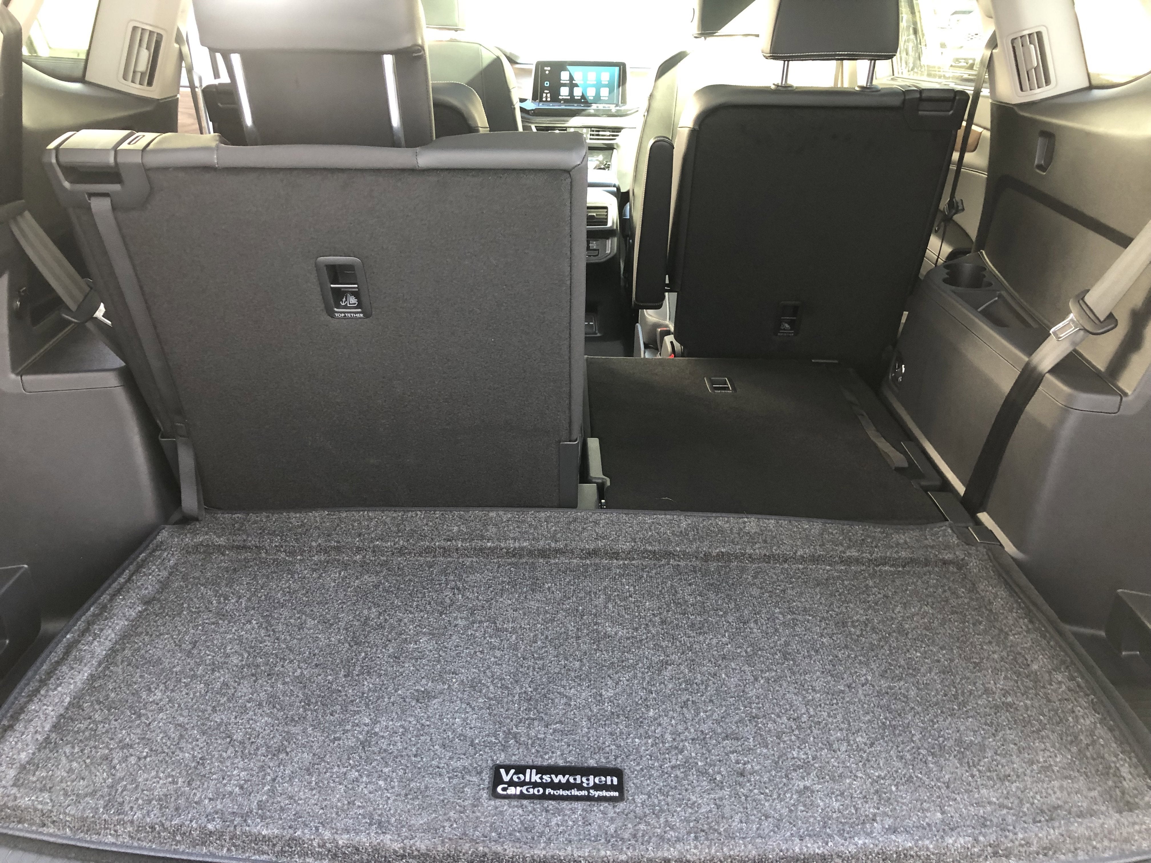 2026 Volkswagen Atlas 2.0T SE w/Technology w/captains chairs, panoramic sunroof and black wheel package