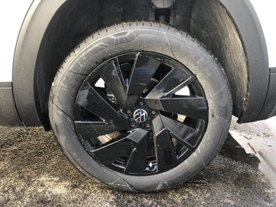 2026 Volkswagen Atlas 2.0T SE w/Technology w/captains chairs, panoramic sunroof and black wheel package