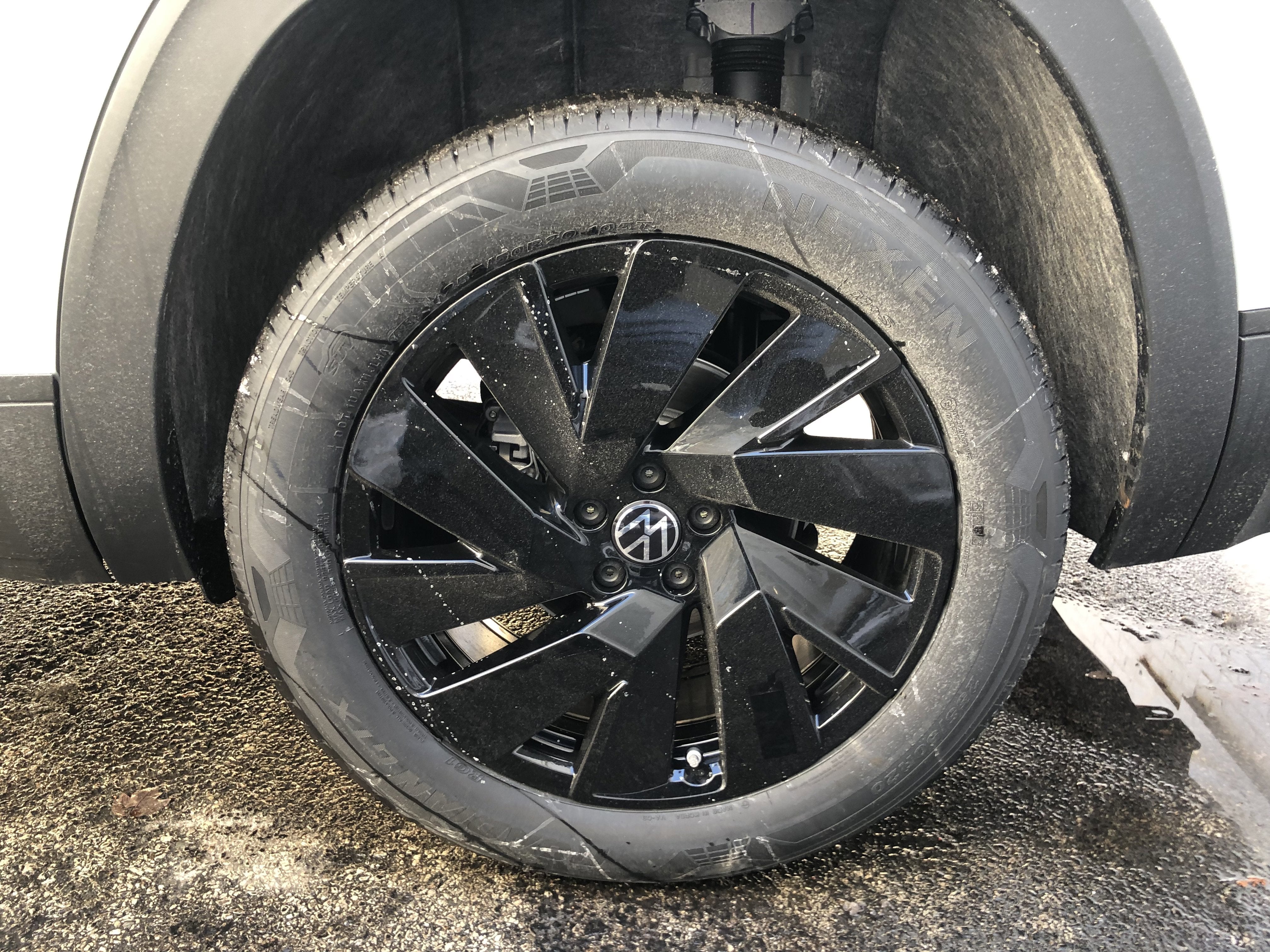 2026 Volkswagen Atlas 2.0T SE w/Technology w/captains chairs, panoramic sunroof and black wheel package