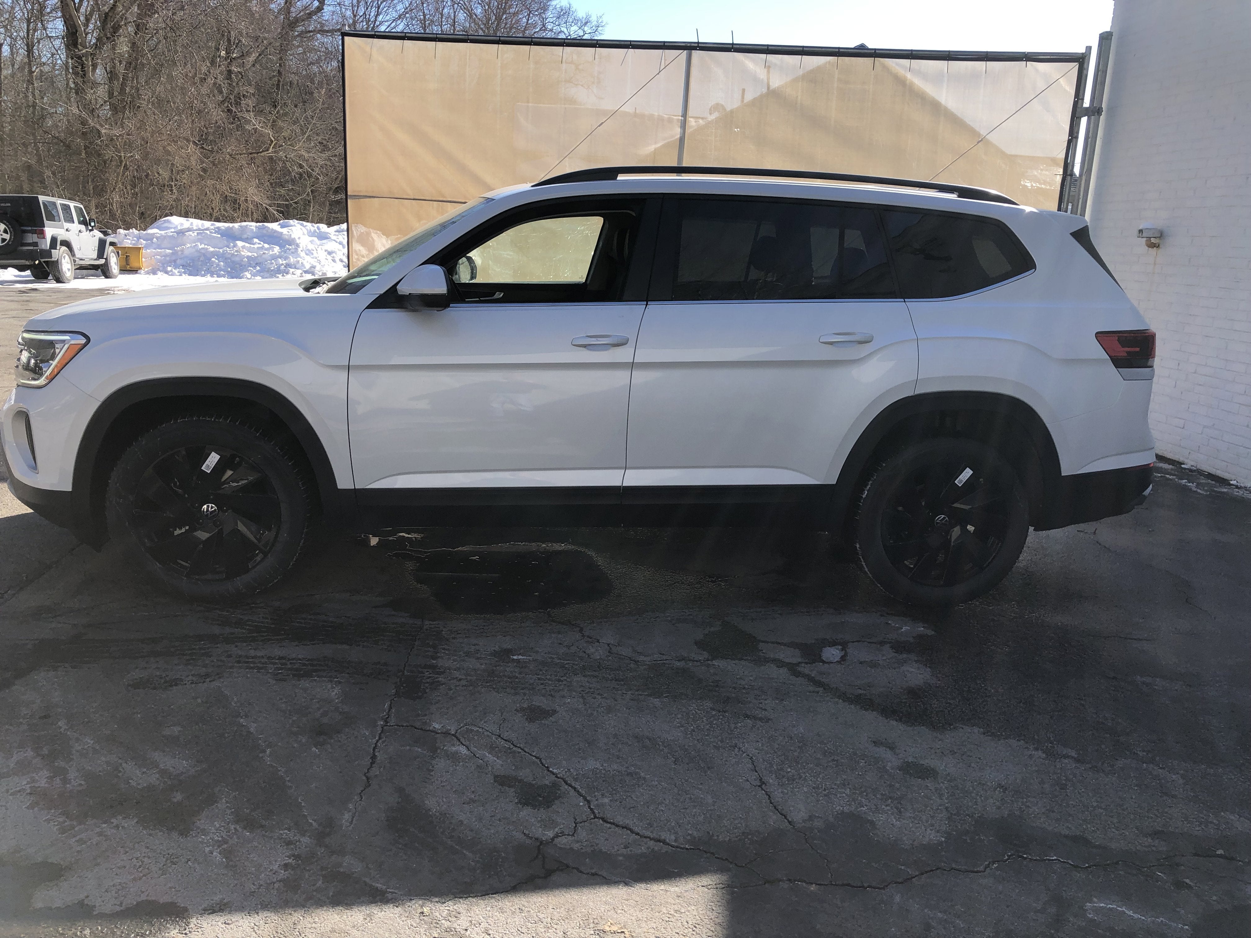 2026 Volkswagen Atlas 2.0T SE w/Technology w/captains chairs, panoramic sunroof and black wheel package