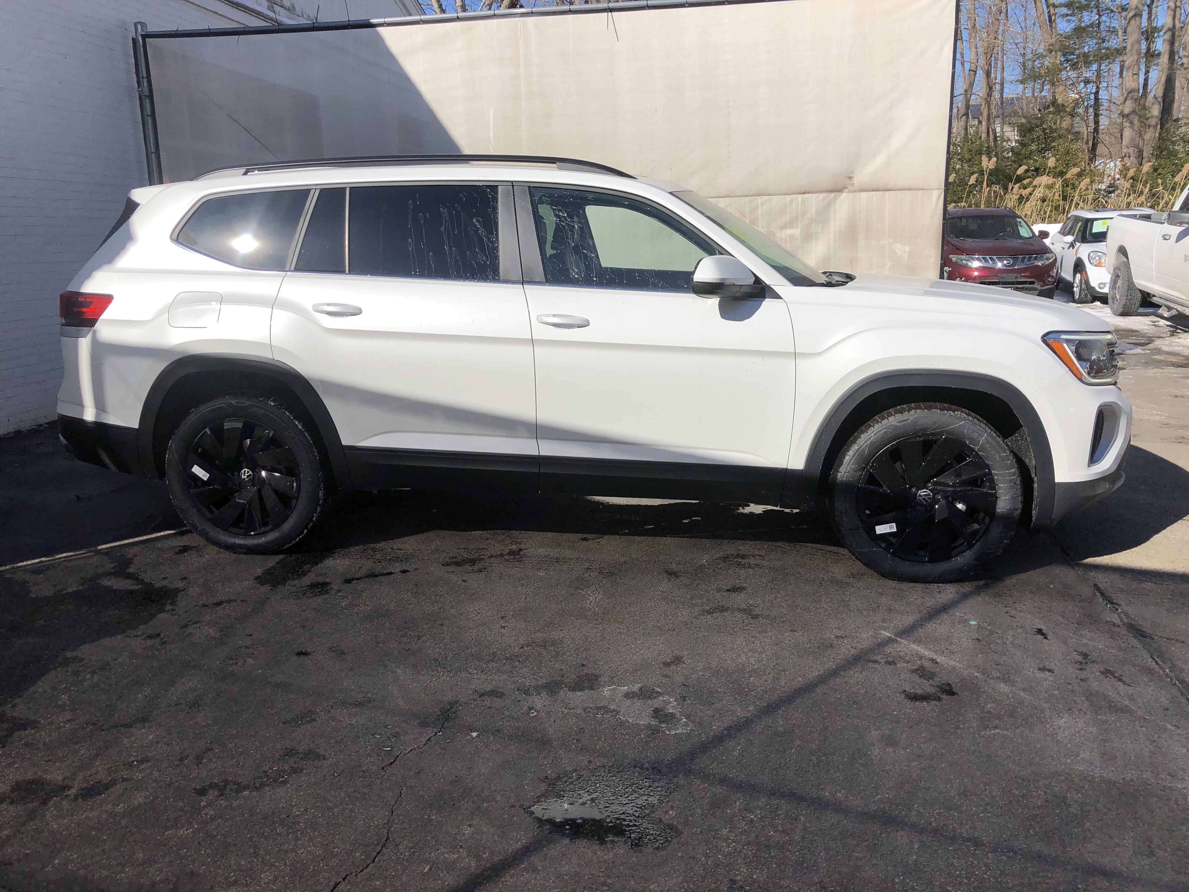 2026 Volkswagen Atlas 2.0T SE w/Technology w/captains chairs, panoramic sunroof and black wheel package