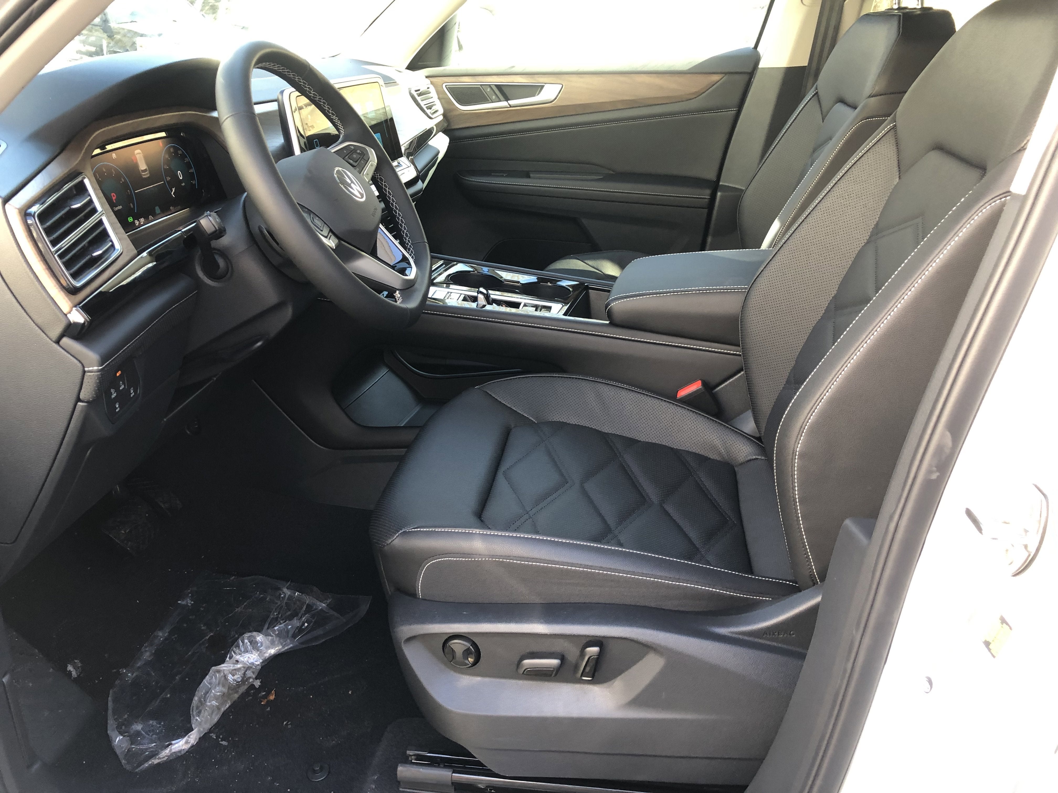 2026 Volkswagen Atlas 2.0T SE w/Technology w/captains chairs, panoramic sunroof and black wheel package